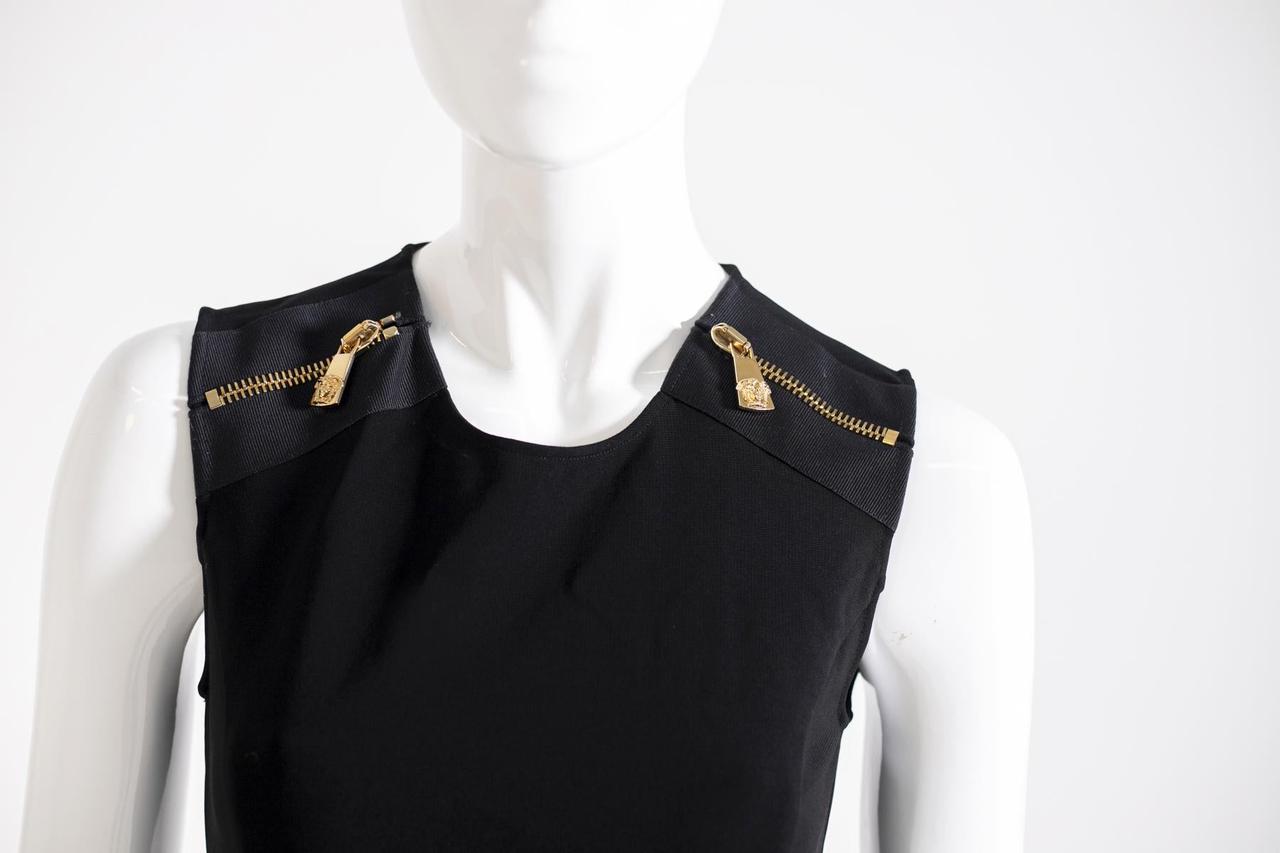 Gianni Versace - Robe fourreau noire « Méduse » Pour femmes en vente