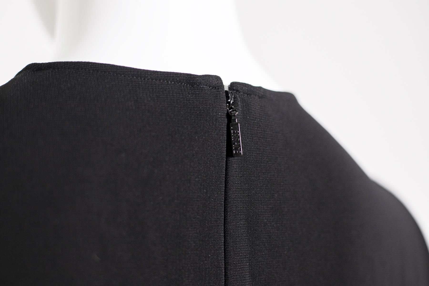 Gianni Versace - Robe fourreau noire « Méduse » Excellent état - En vente à Milano, IT