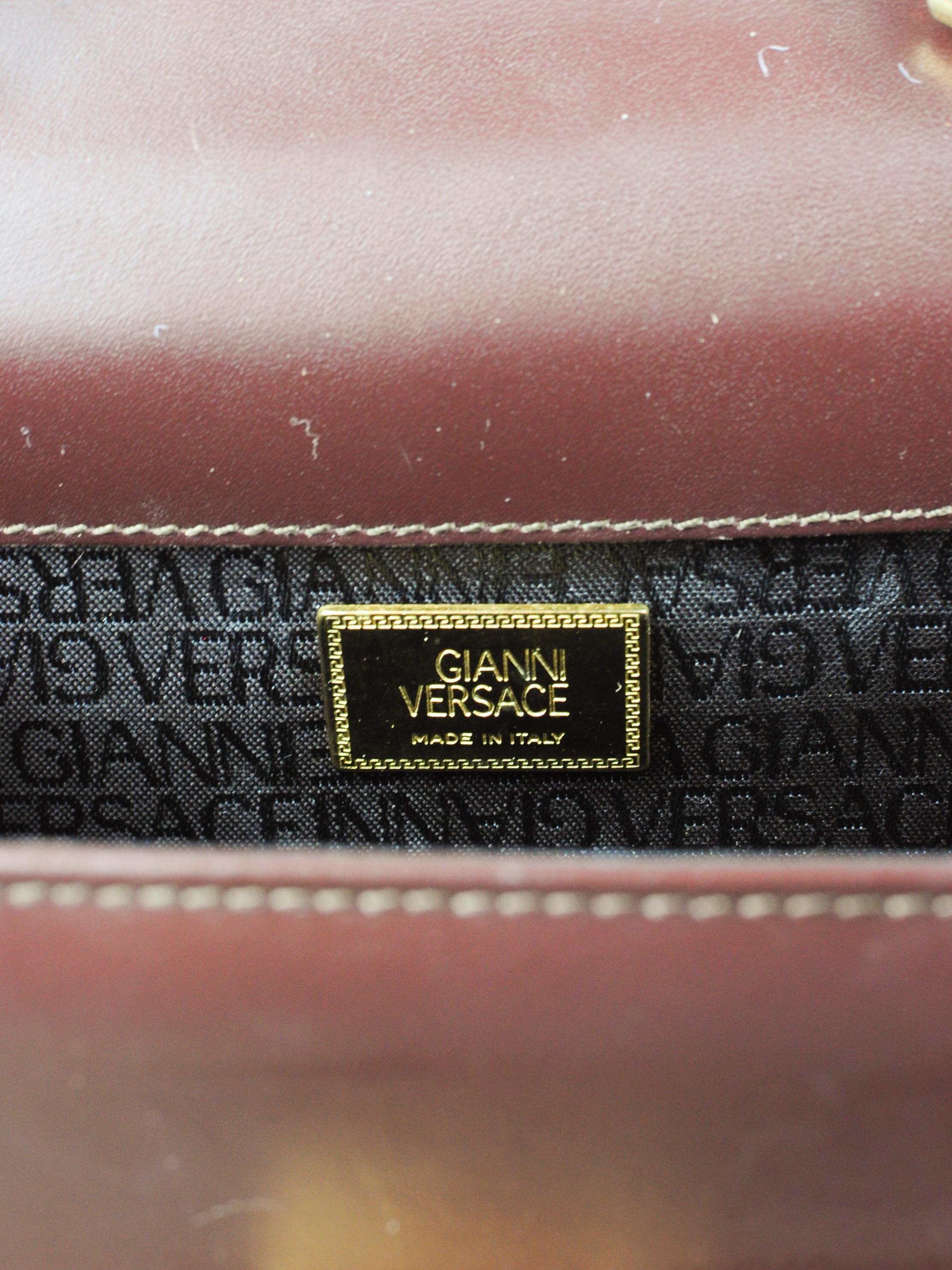 Mini sac à bandoulière en cuir marron Méduse de Gianni Versace, années 1990 en vente 3