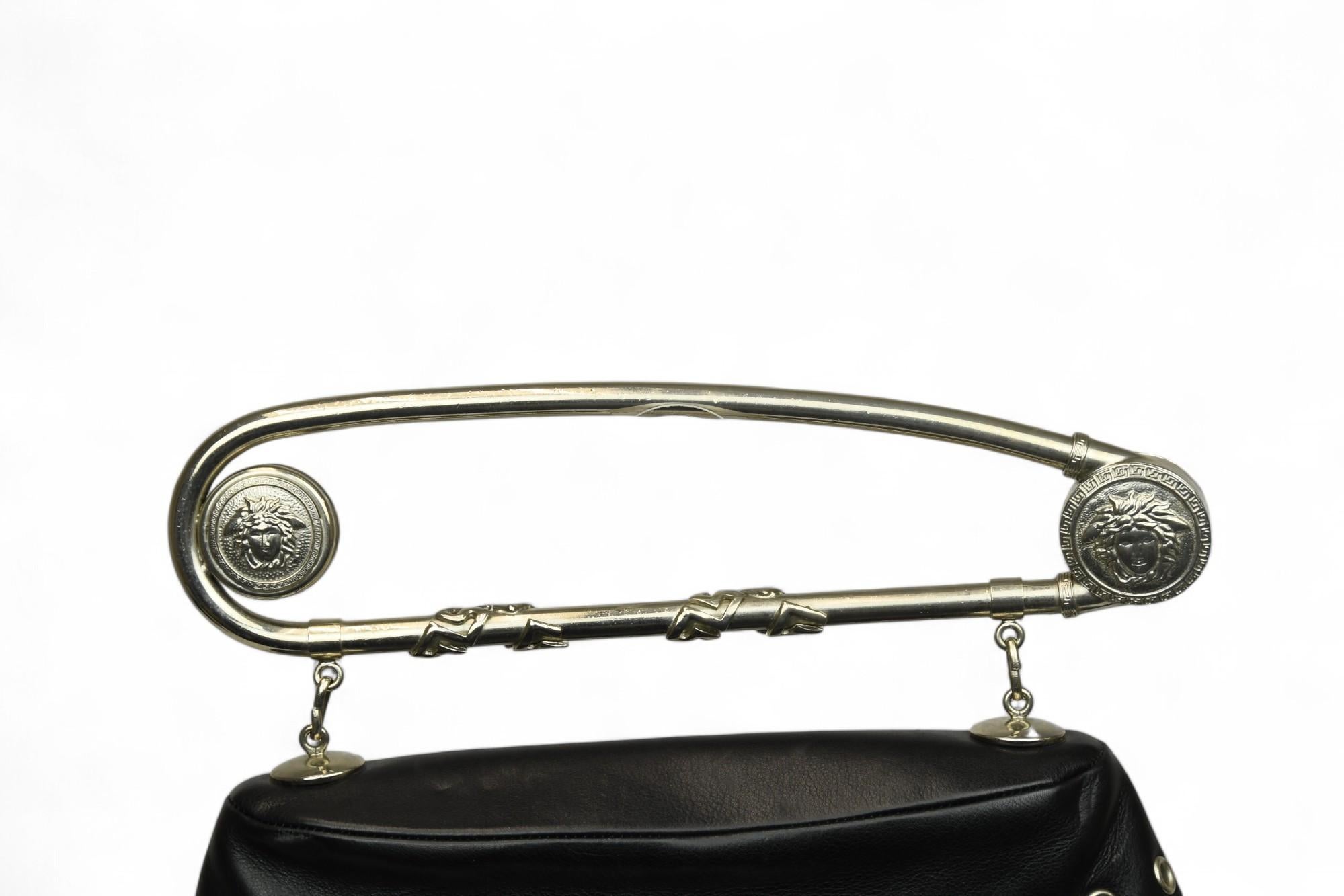 Gianni Versace Medusa Charm Sicherheitsnadel Tasche  Vintage Punk-inspirierte Umhängetasche (Schwarz) im Angebot