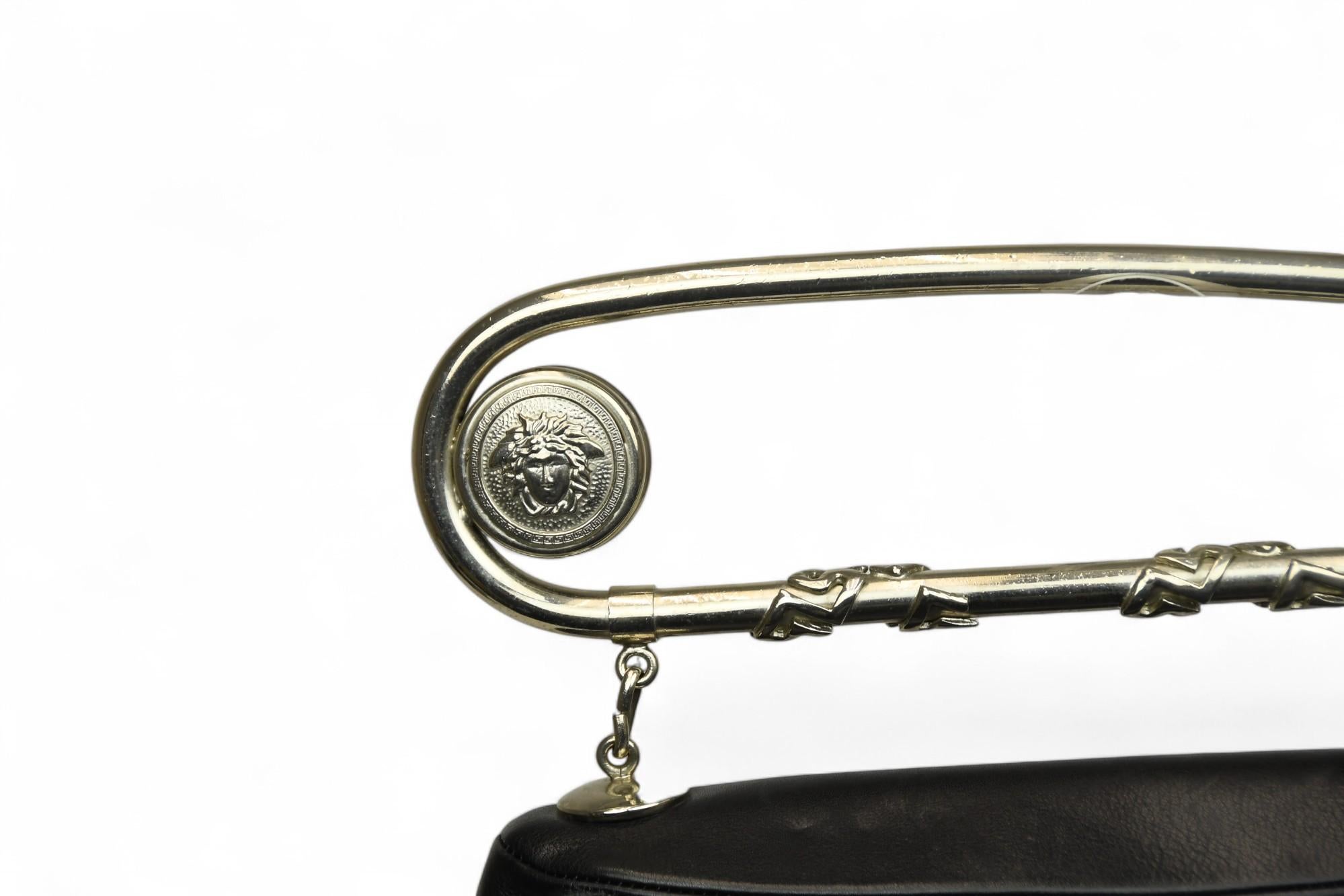 Gianni Versace Medusa Charm Sicherheitsnadel Tasche  Vintage Punk-inspirierte Umhängetasche im Zustand „Gut“ im Angebot in West Hartford, CT