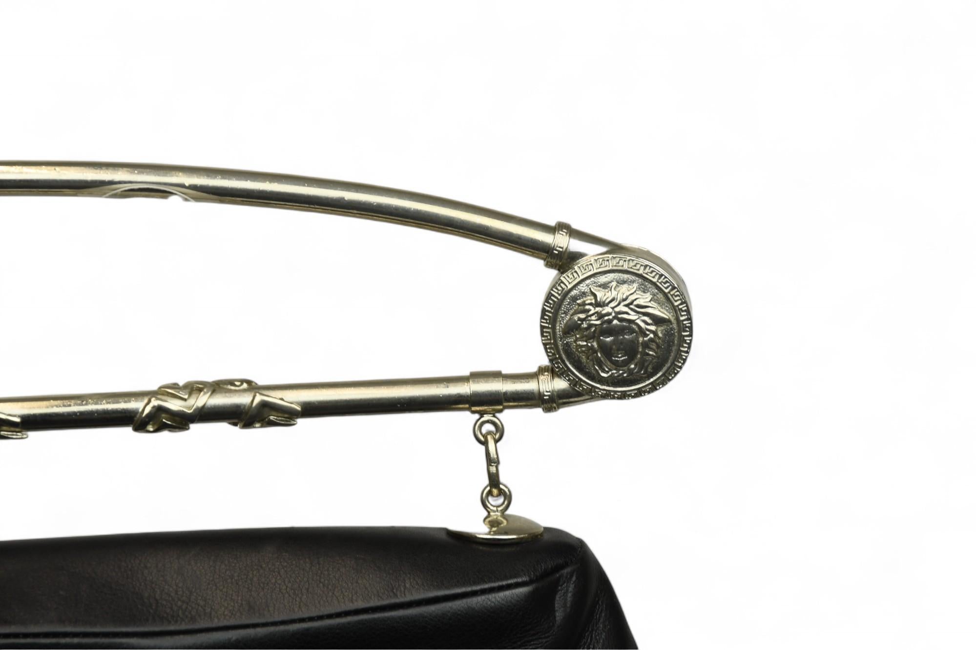 Gianni Versace Medusa Charm Sicherheitsnadel Tasche  Vintage Punk-inspirierte Umhängetasche Damen im Angebot