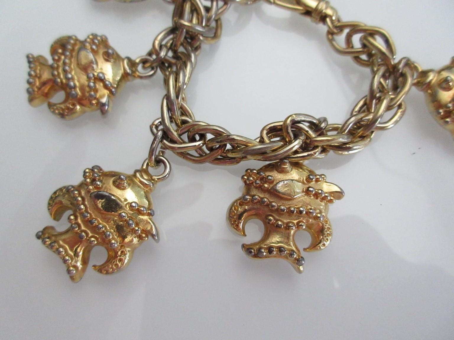 Raro bracciale in oro Gianni Versace degli anni '90 
Oggetto da collezione

Offriamo altri articoli di Gianni Versace, guarda il nostro negozio frontale

Dettagli:
Con 1 medusa, 5 pesci e una clip di chiusura 
È in condizioni d'epoca, con qualche