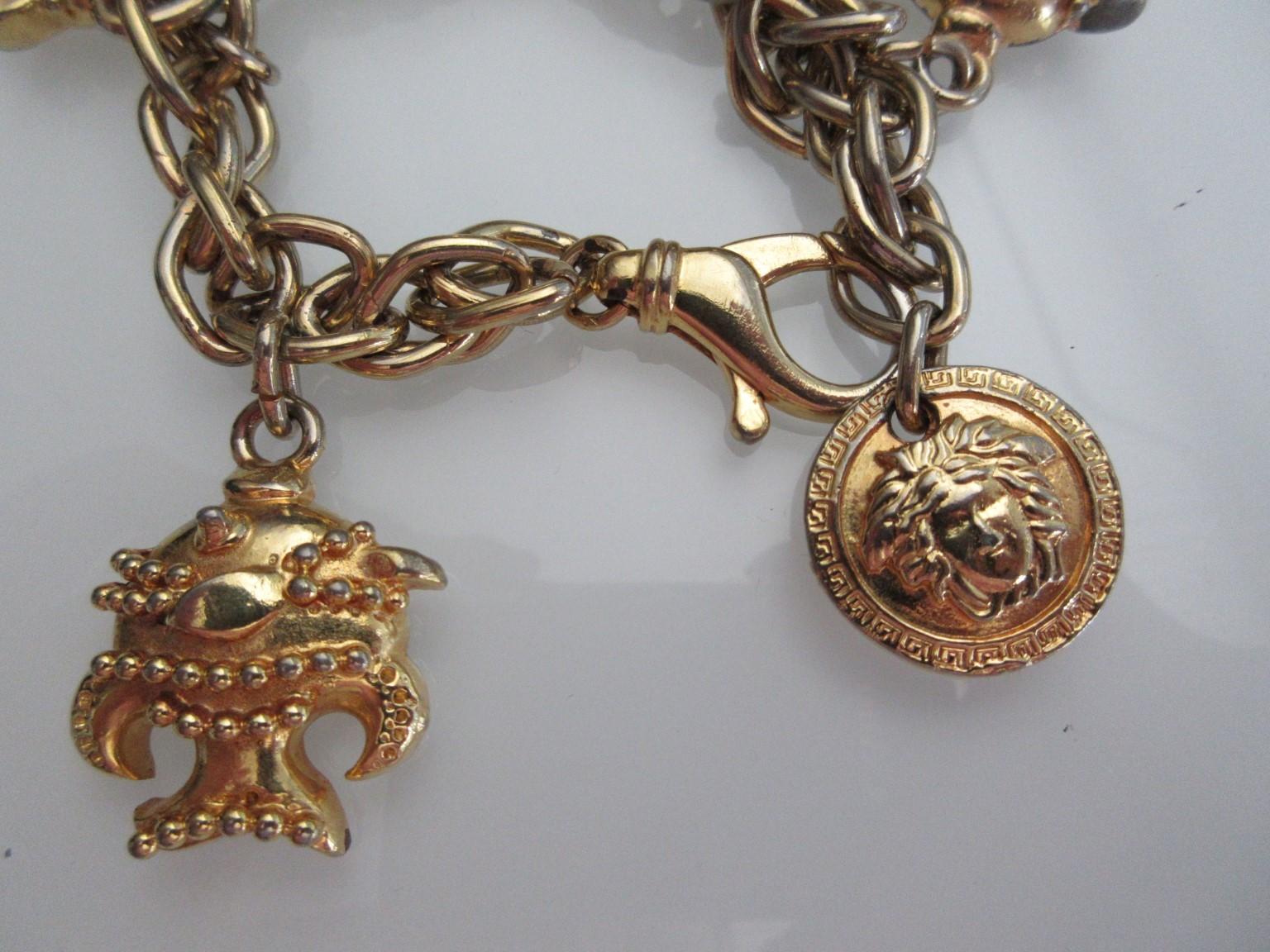Marrone Bracciale Gianni Versace Medusa in tonalità oro in vendita