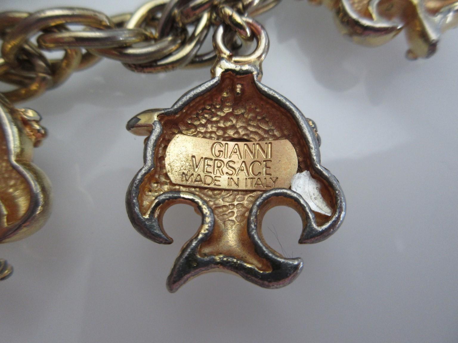Bracciale Gianni Versace Medusa in tonalità oro In condizioni discrete in vendita a Amsterdam, NL
