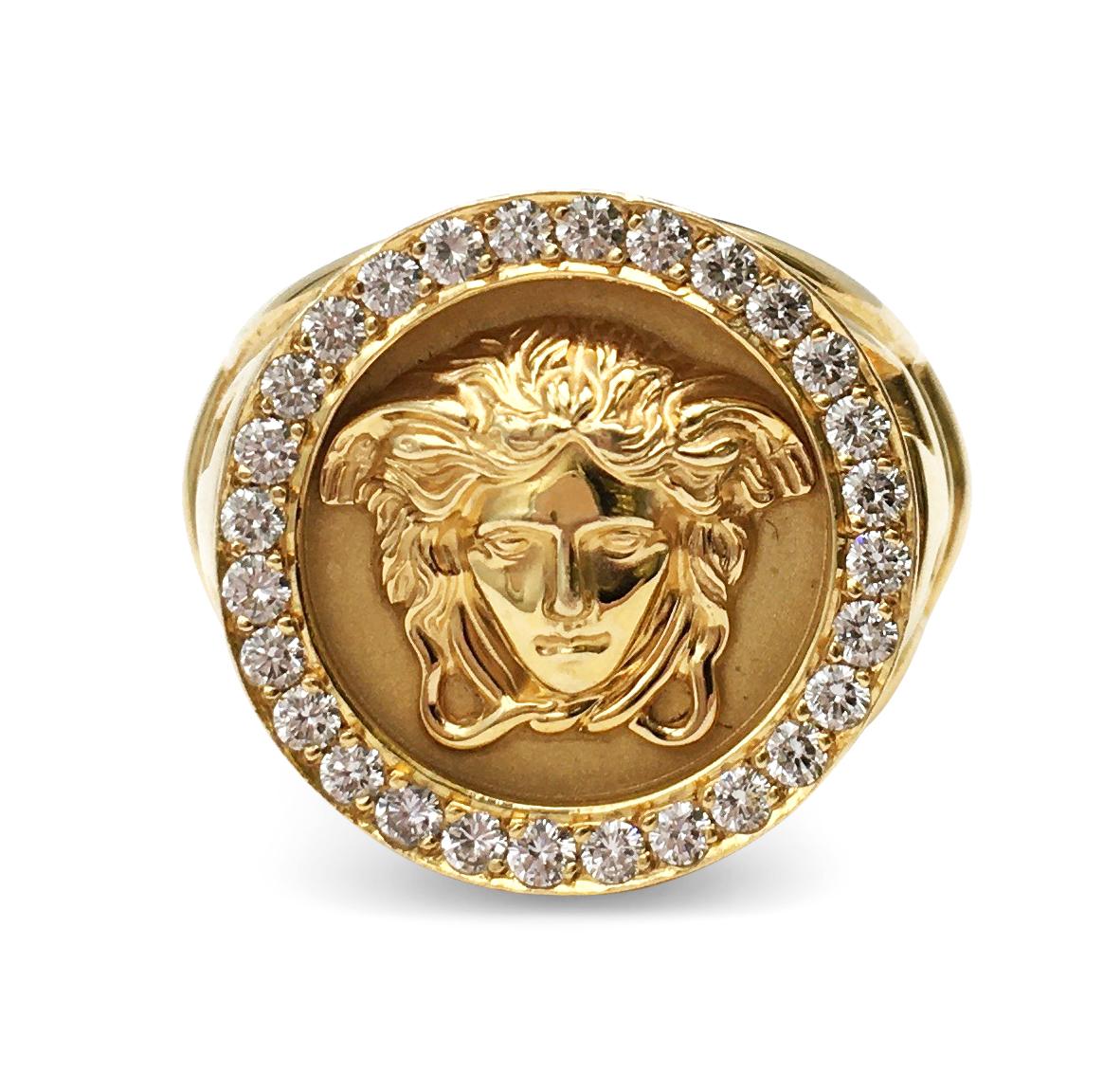 L'authentique bague Gianni Versace en or jaune 18 carats est centrée sur l'emblématique tête de Méduse:: entourée de diamants ronds de haute qualité:: taille brillant:: d'un poids total estimé à 0::80 carat. Signé Gianni Versace:: 18K 750. Bague