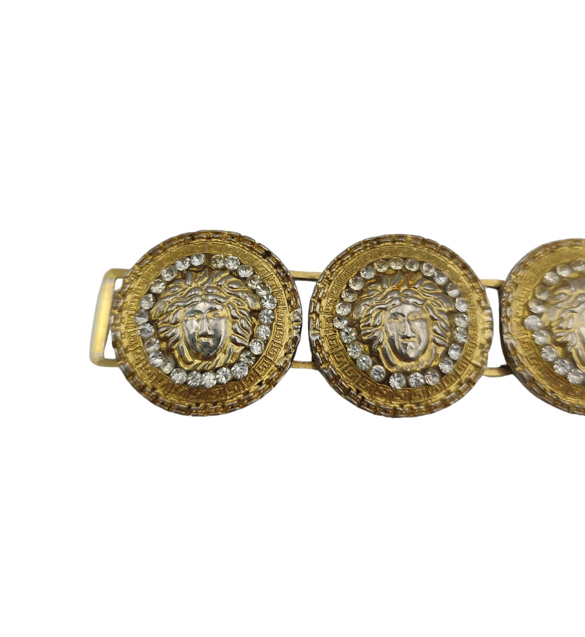 Gianni Versace Medusa-Armband
Goldenes Metall mit Strasssteinen

Maße 19 cm - 7.5 in

Sehr guter Zustand
Etwas Verblassen 