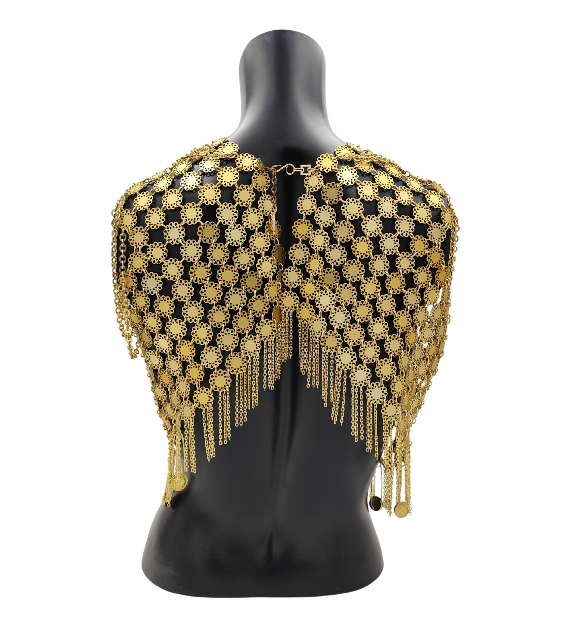 Gianni Versace 1990s top
Catena di metallo dorato
Spille da balia Medusa e decori smaltati

Firmato sulla chiusura

Misure:
spalle 
busto 
lunghezza
Circonferenza giromanica 28 cm - 11 in

Buone condizioni, alcuni segni dell'età
Mai venduta