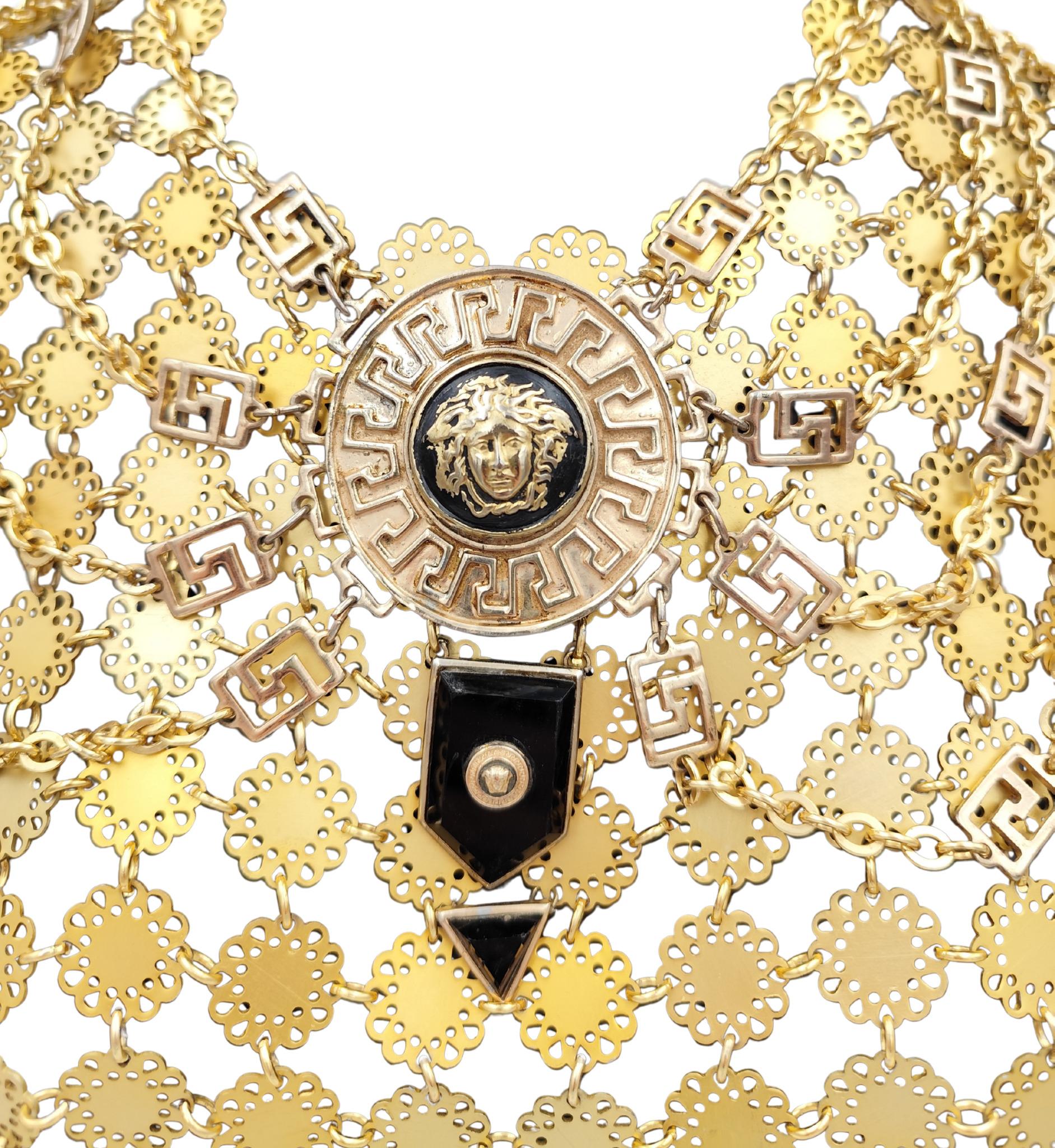 Gianni Versace Medusa, spille da balia in metallo dorato, top in maglia a catena in vendita 2