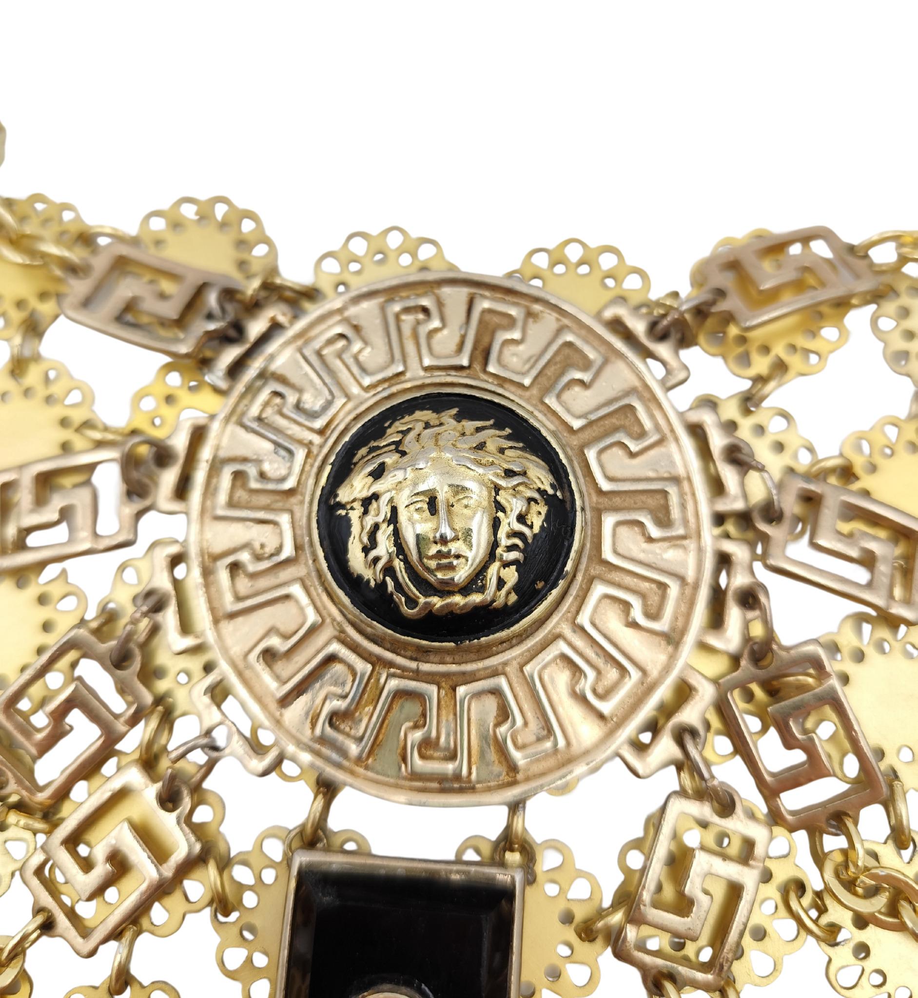 Gianni Versace Medusa, spille da balia in metallo dorato, top in maglia a catena in vendita 3