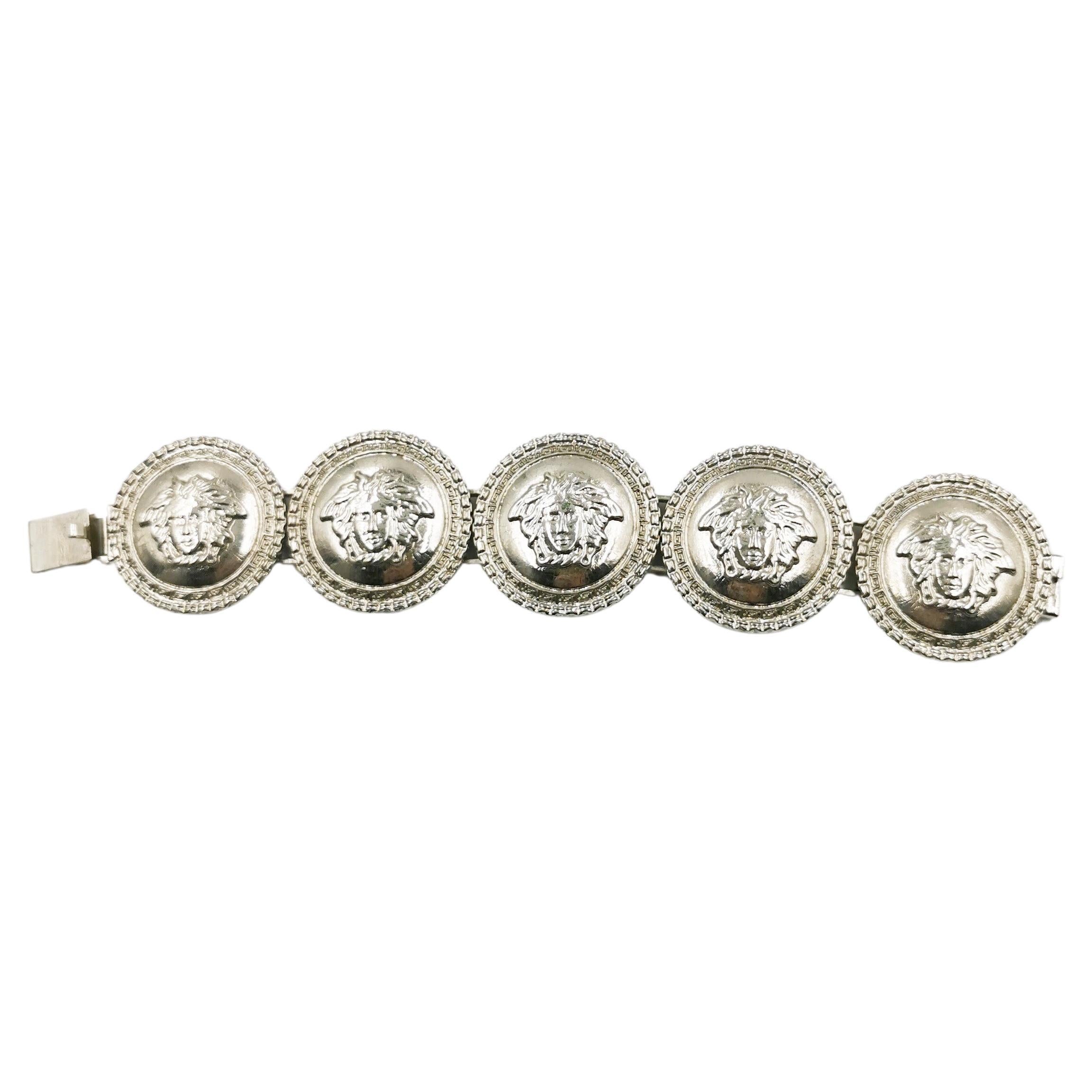 Gianni Versace Medusa des années 90 - Bracelet large en chaîne argentée avec médaillon et pièce de monnaie.