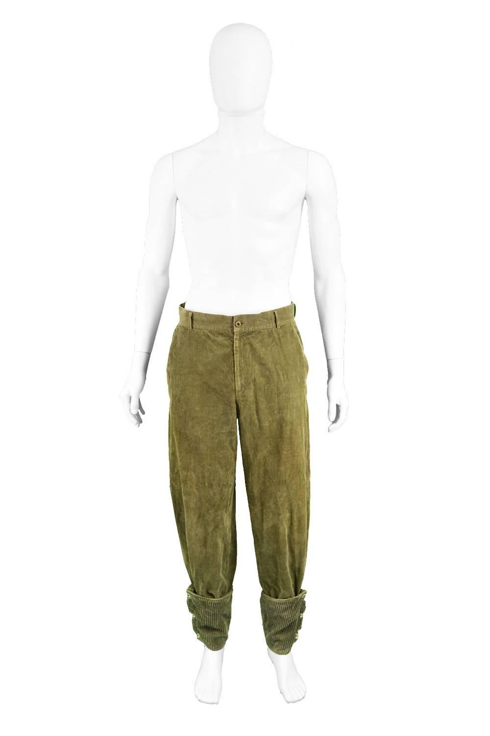 Gianni Versace Men's Green Corduroys Pants with Jumbo Cord Turn Ups, 1980s

Size: Marked 48 which is roughly a men's Small. Please check measurements.
Waist - 30” / 76cm 
Hips - 44”/  112cm
Inside Leg - 30” / 76cm 
Rise - 13” / 33cm

Condition: