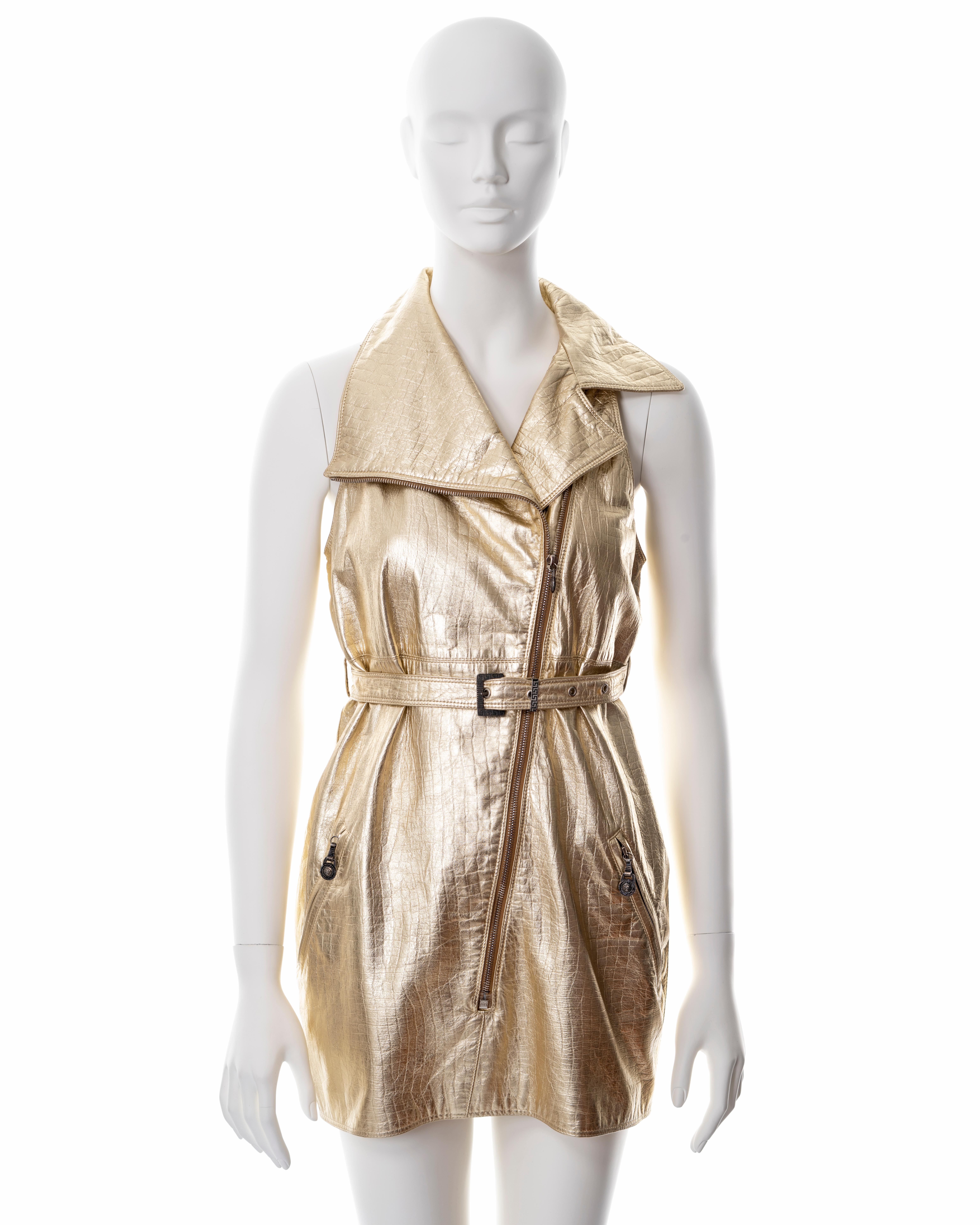 ▪ Gianni Versace metallic gold leather mini dress
▪ Fall-Winter 1994
▪ Croc-embossed 
▪ Diagonal front zipper 
▪ 2 front pockets 
▪ IT 40 - FR 36 - UK 8 - US 4
▪ Made in Italy

All photographs in this listing EXCLUDING any reference or runway