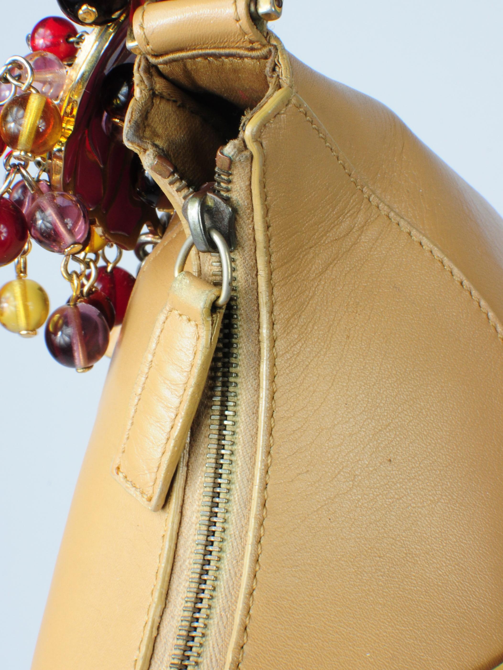 Gianni Versace Mini-Umhängetasche mit Kamelienblumen-Glasperlendetails, 2000er Jahre im Angebot 7