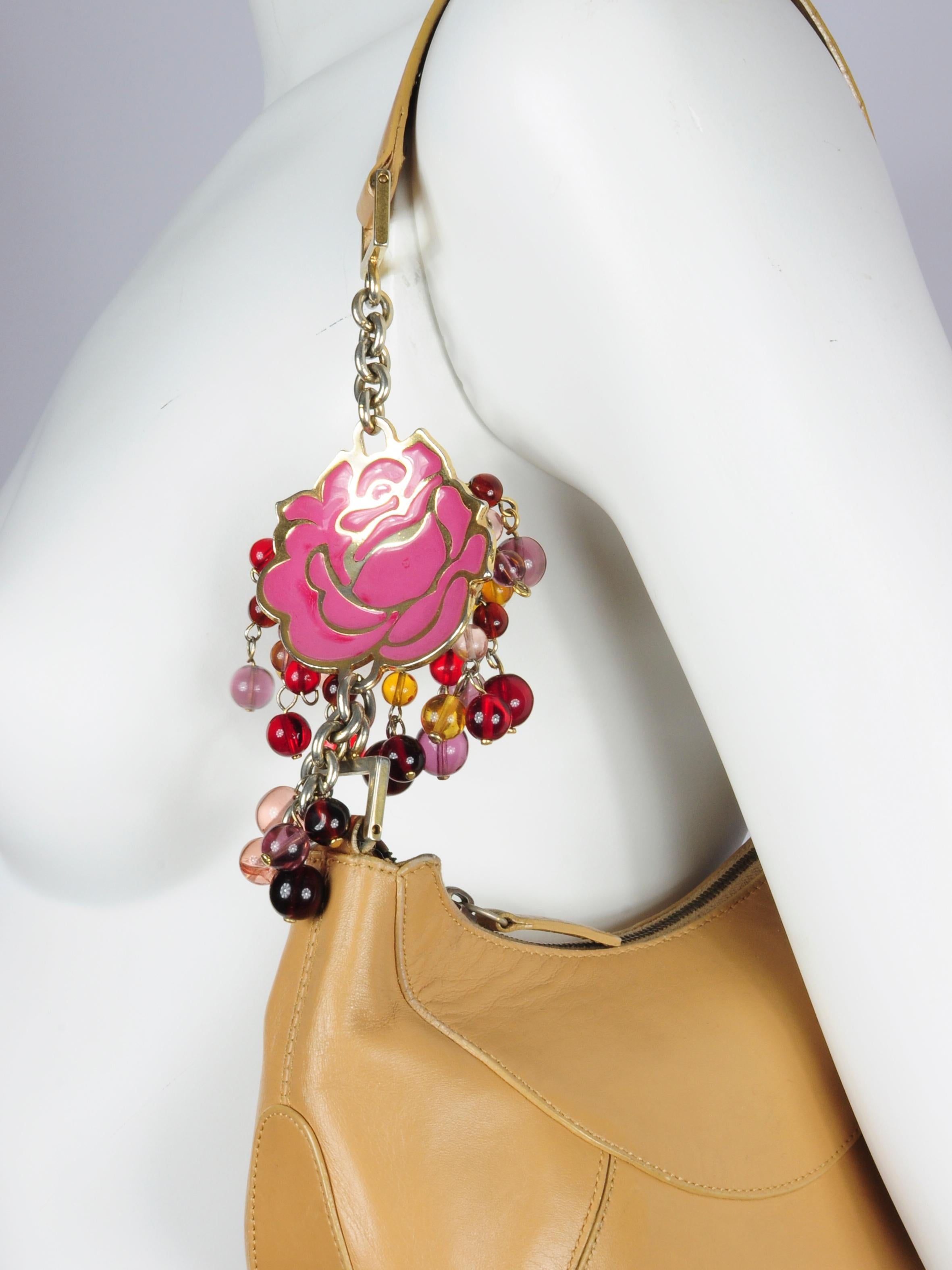 Mini sac porté épaule Gianni Versace avec détails en perles de verre à fleurs de camélia, années 2000 Unisexe en vente