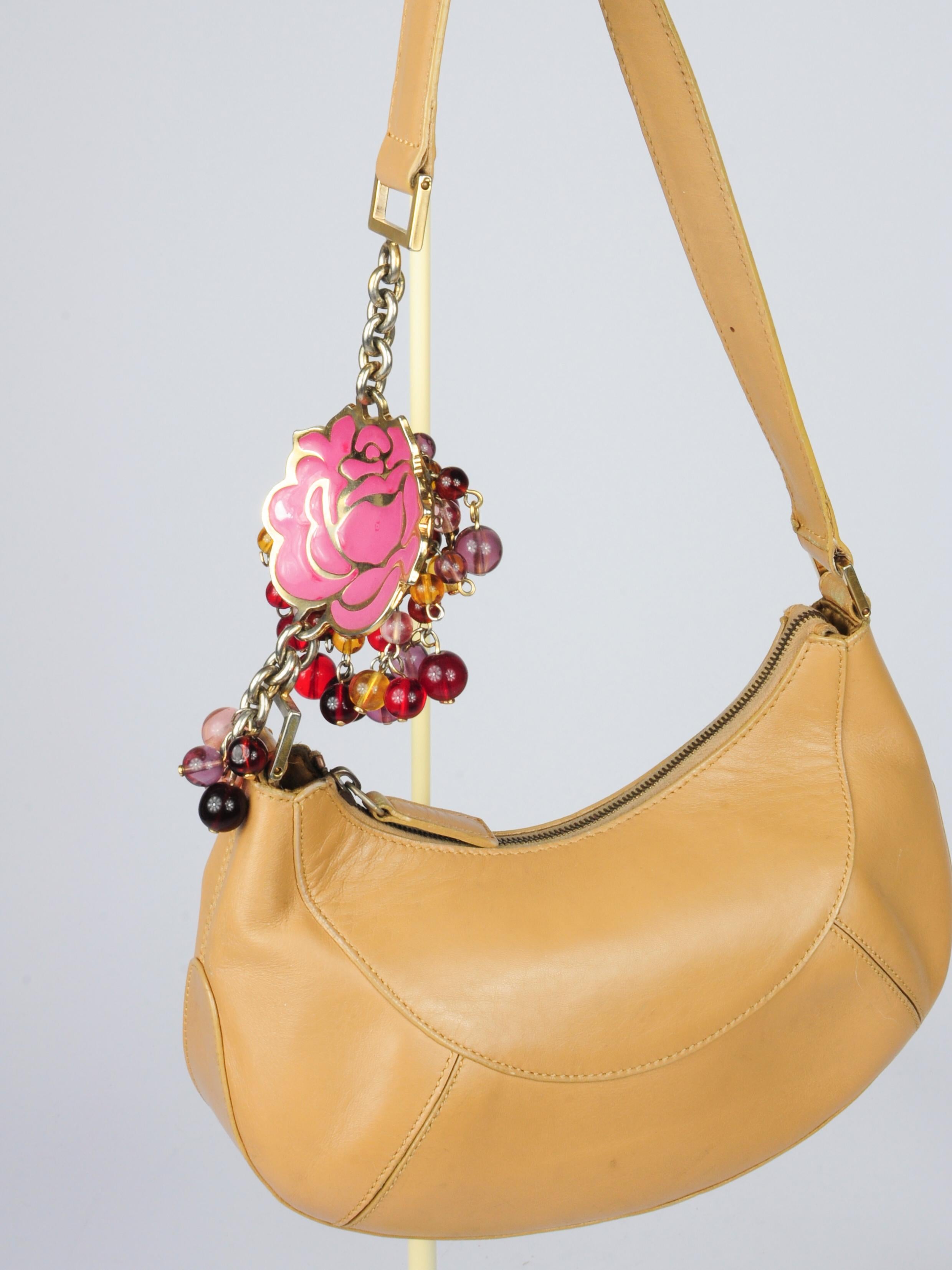 Mini sac porté épaule Gianni Versace avec détails en perles de verre à fleurs de camélia, années 2000 en vente 1