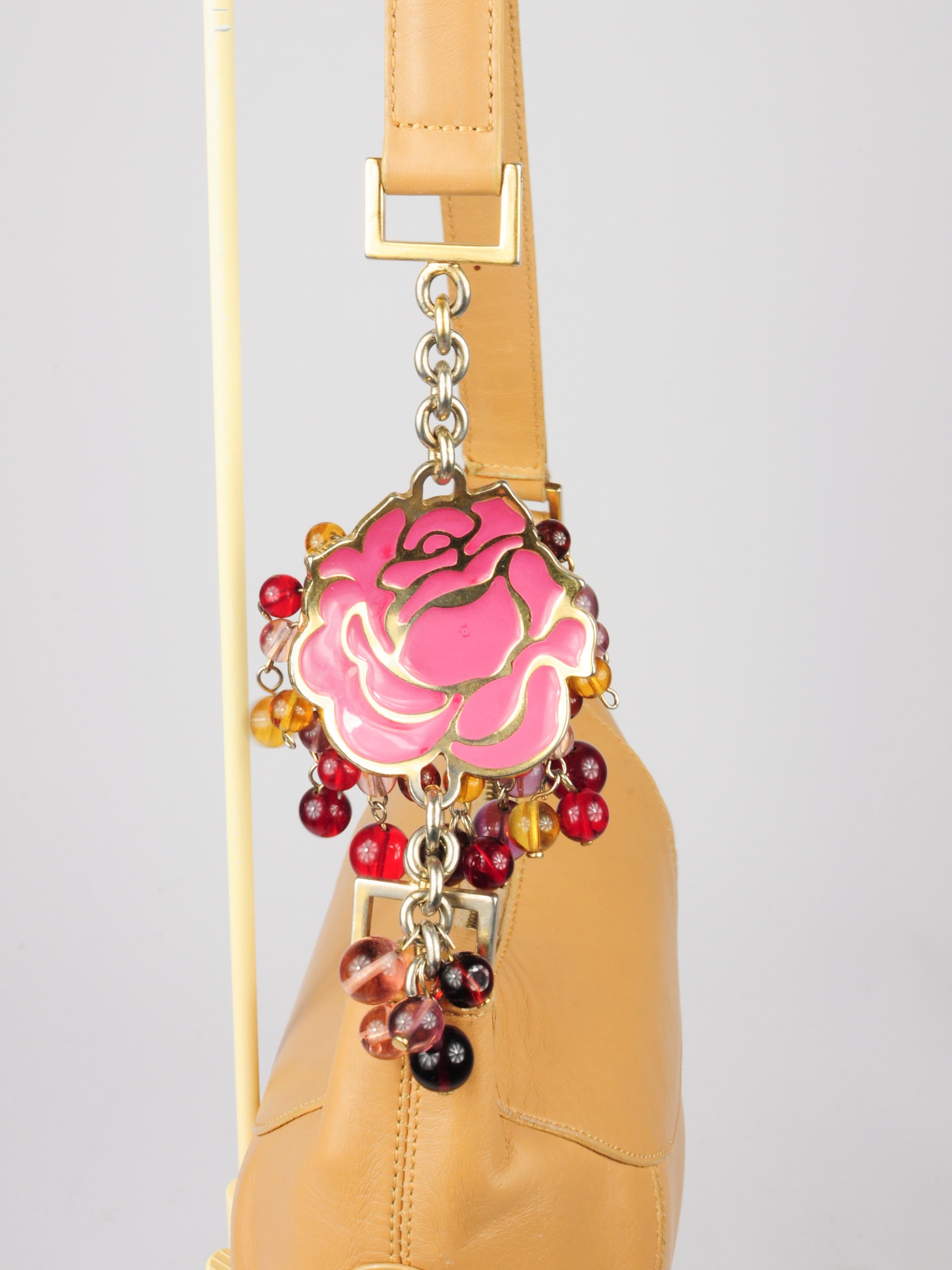 Mini sac porté épaule Gianni Versace avec détails en perles de verre à fleurs de camélia, années 2000 en vente 3