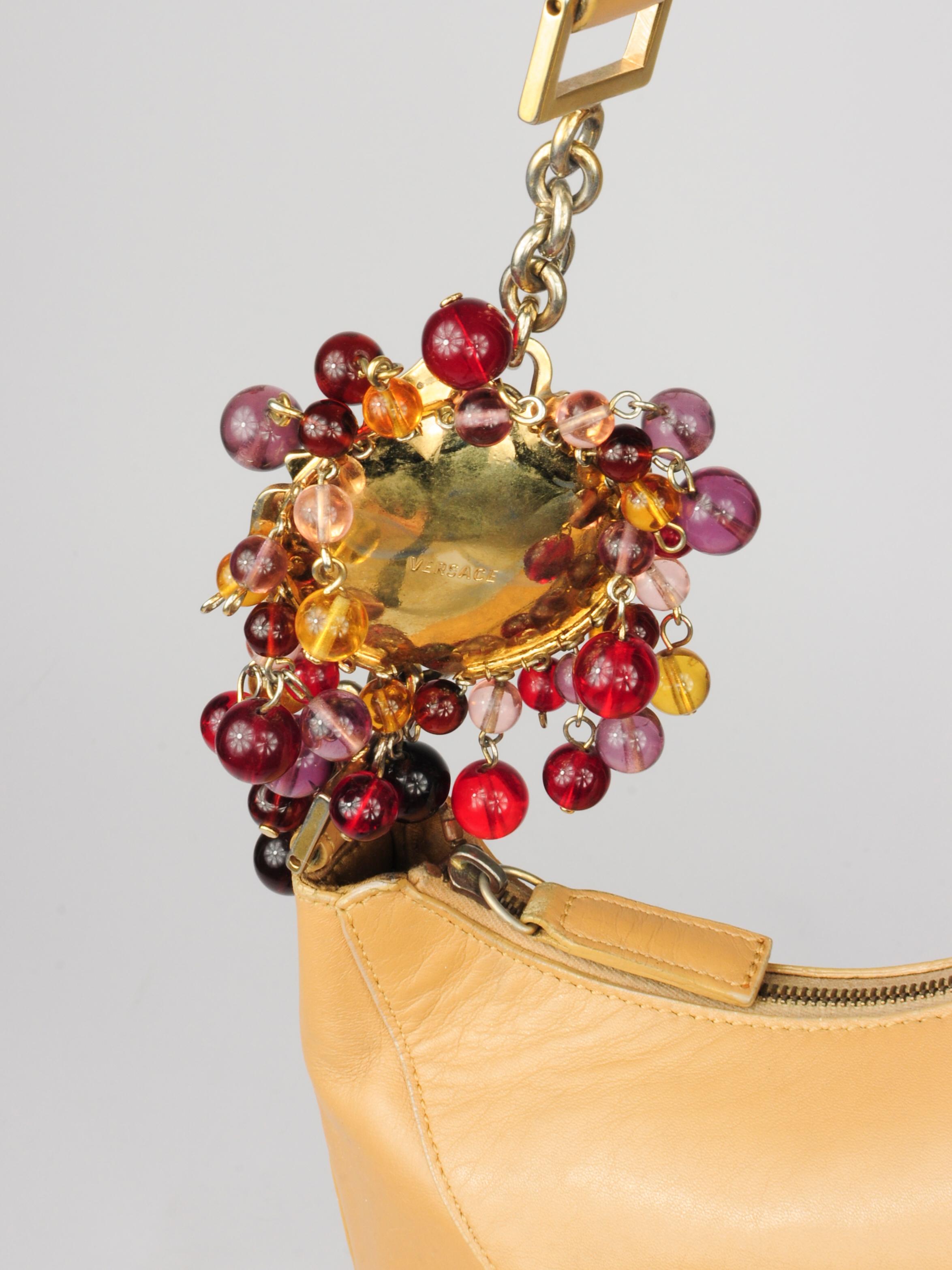 Gianni Versace Mini-Umhängetasche mit Kamelienblumen-Glasperlendetails, 2000er Jahre im Angebot 5