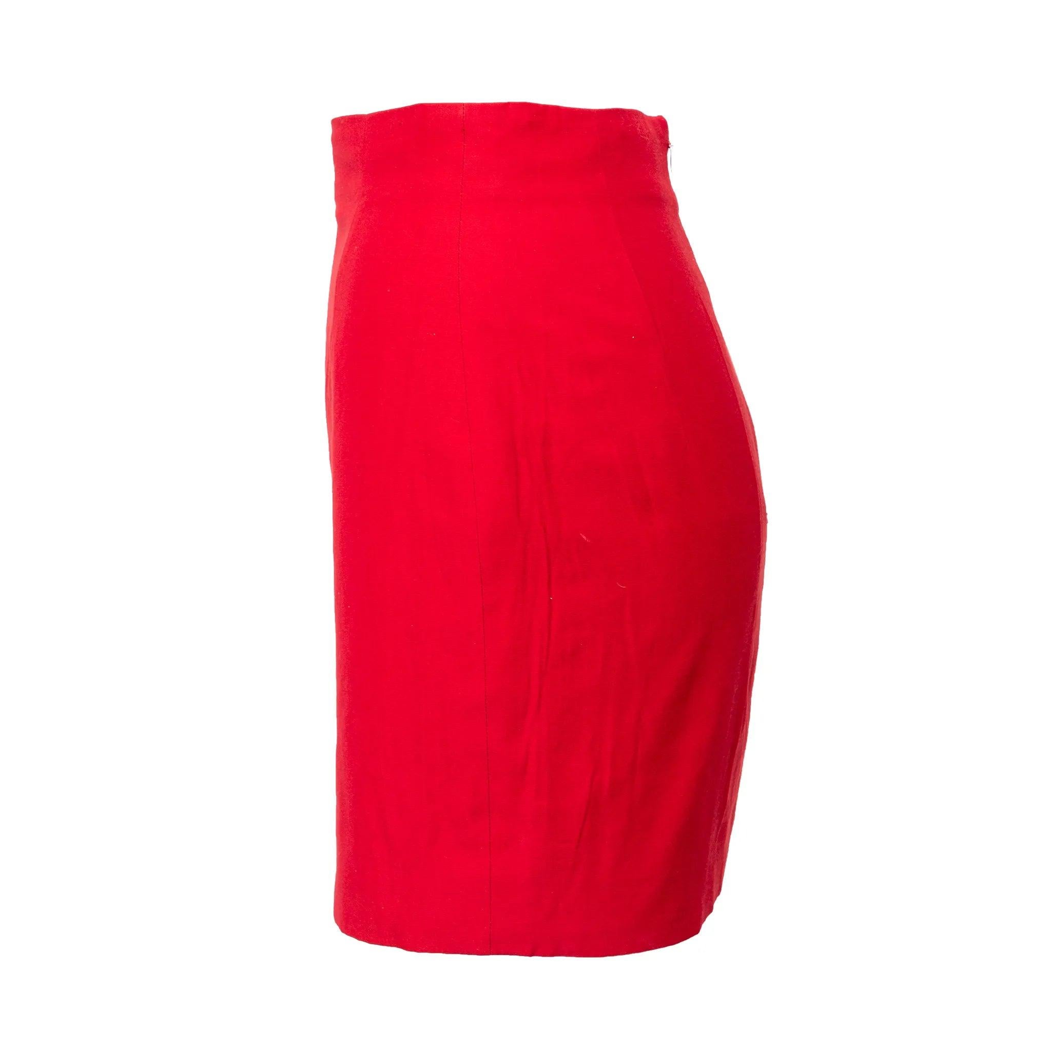 Mini jupe rouge audacieuse de Gianni Versace, présentant une silhouette ajustée et élégante en laine mélangée. Facile à coiffer pour un look à la fois décontracté et élégant.
 Remarques : Il y a une petite tache sur l'ourlet et quelques