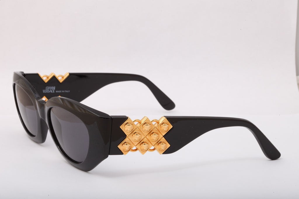 Gianni Versace Mod 420/D Sunglasses In Excellent Condition For Sale In Chicago, IL