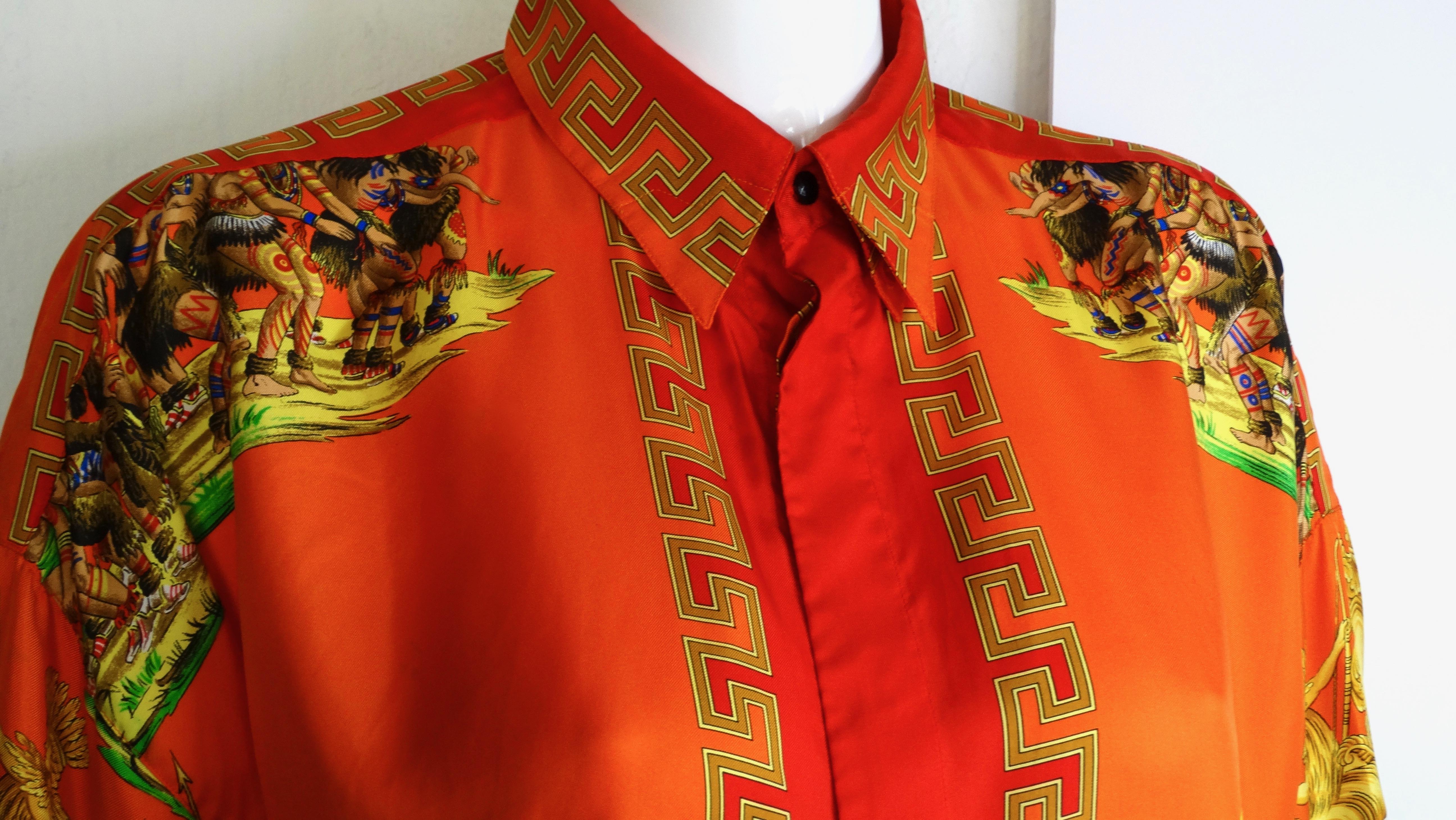 Gianni Versace: Seidenhemd mit „Native American“-Druck  (Braun) im Angebot
