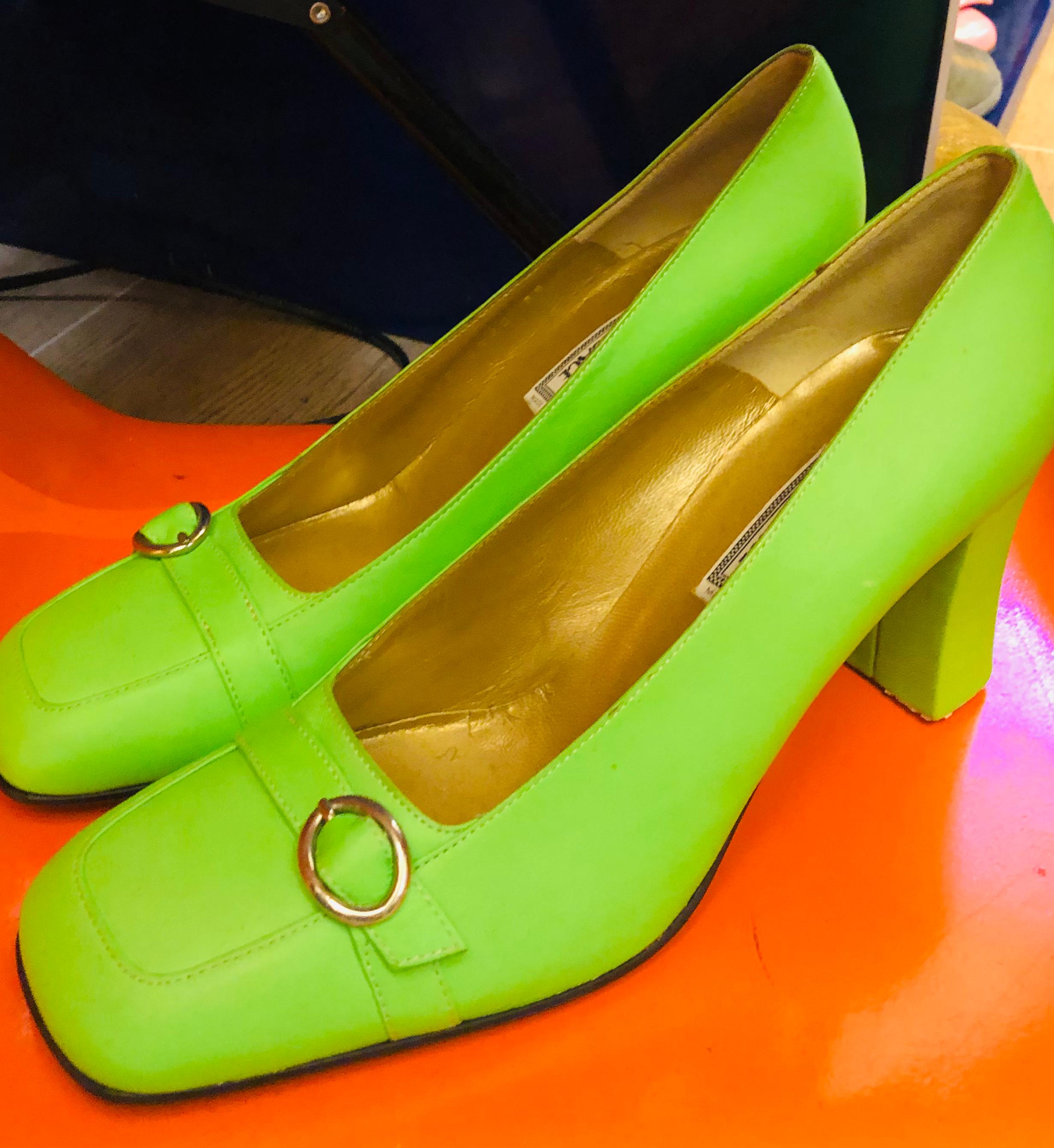 Gianni Versace - Chaussures à talons carrés en cuir vert fluo Bon état - En vente à Sheung Wan, HK