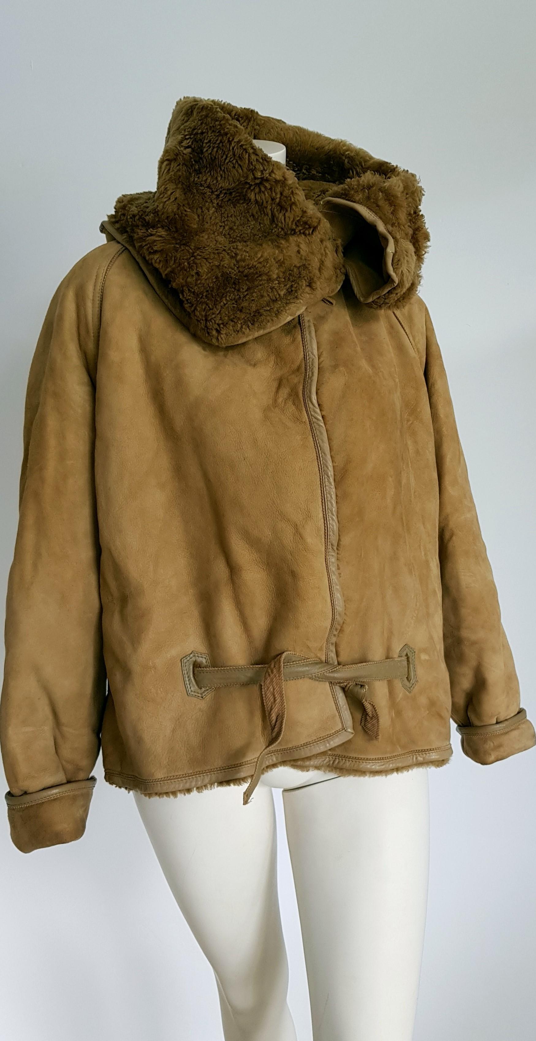 Gianni VERSACE green beige leather, natural fur lined -pure shearling-, aviator model jacket, single piece unique design - Unworn, New.

SIZE: equivalent to about Small / Medium, please review approx measurements as follows in cm: lenght 78, chest