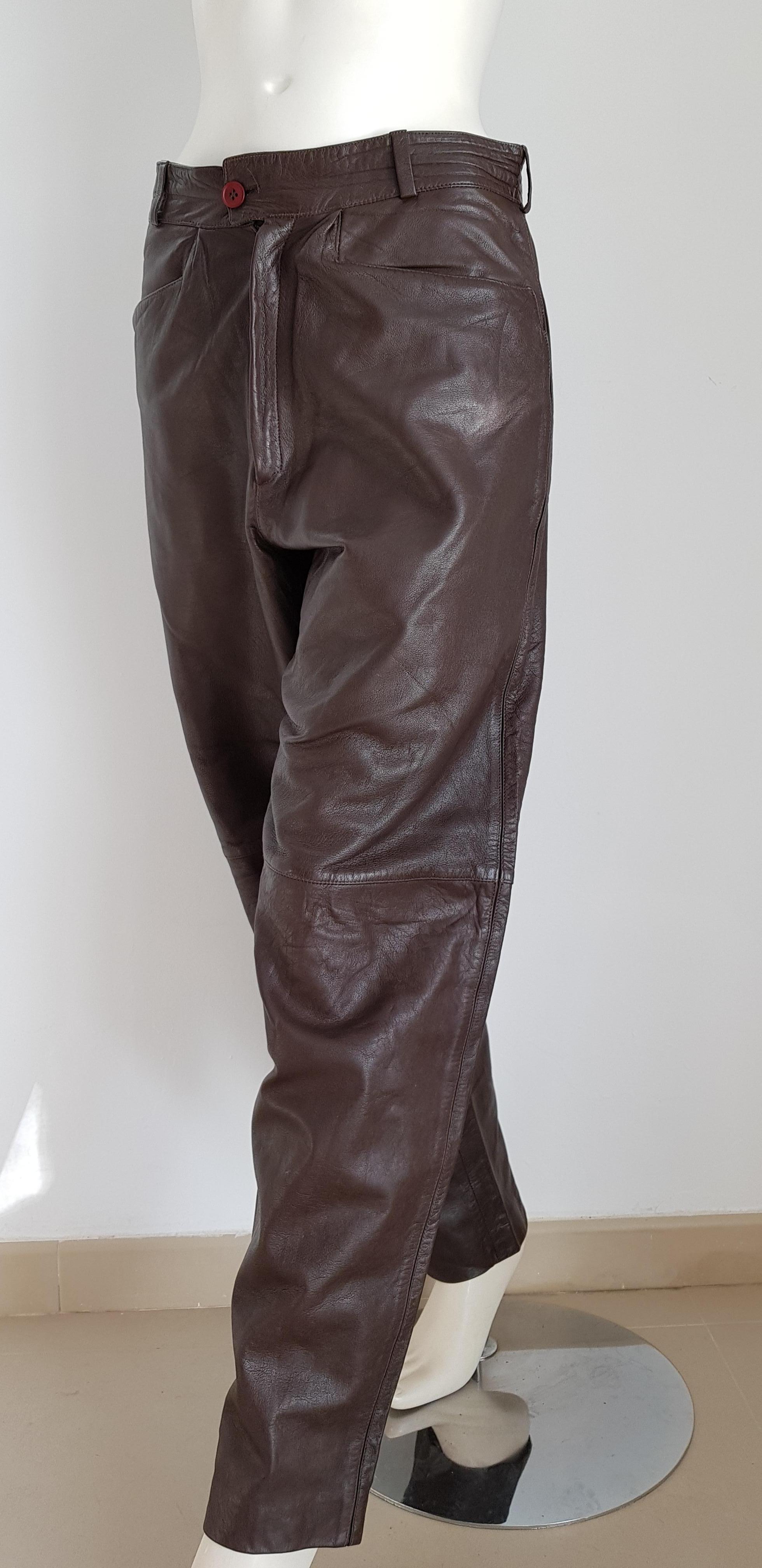 Gianni VERSACE men's unisex brown with light burgundy tone leather pants - Unworn, New.

SIZE: FR 44, IT 46, GB 38, D40 - see measures as below.
MEASURES: lenght 105, inseam length 77, waist circumference 82, hip circumference 104, leg hem