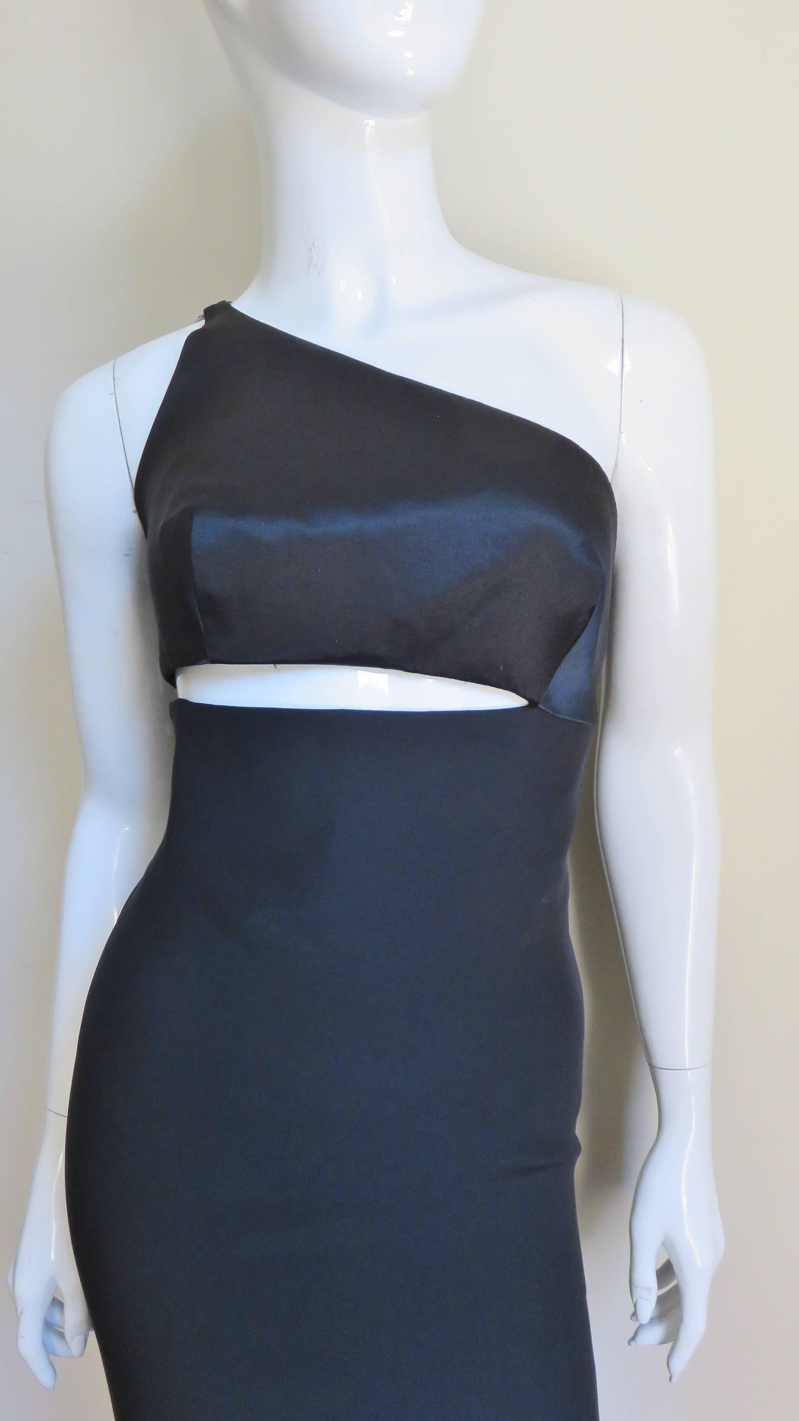 Gianni Versace Vestido de un hombro con recorte Negro en venta