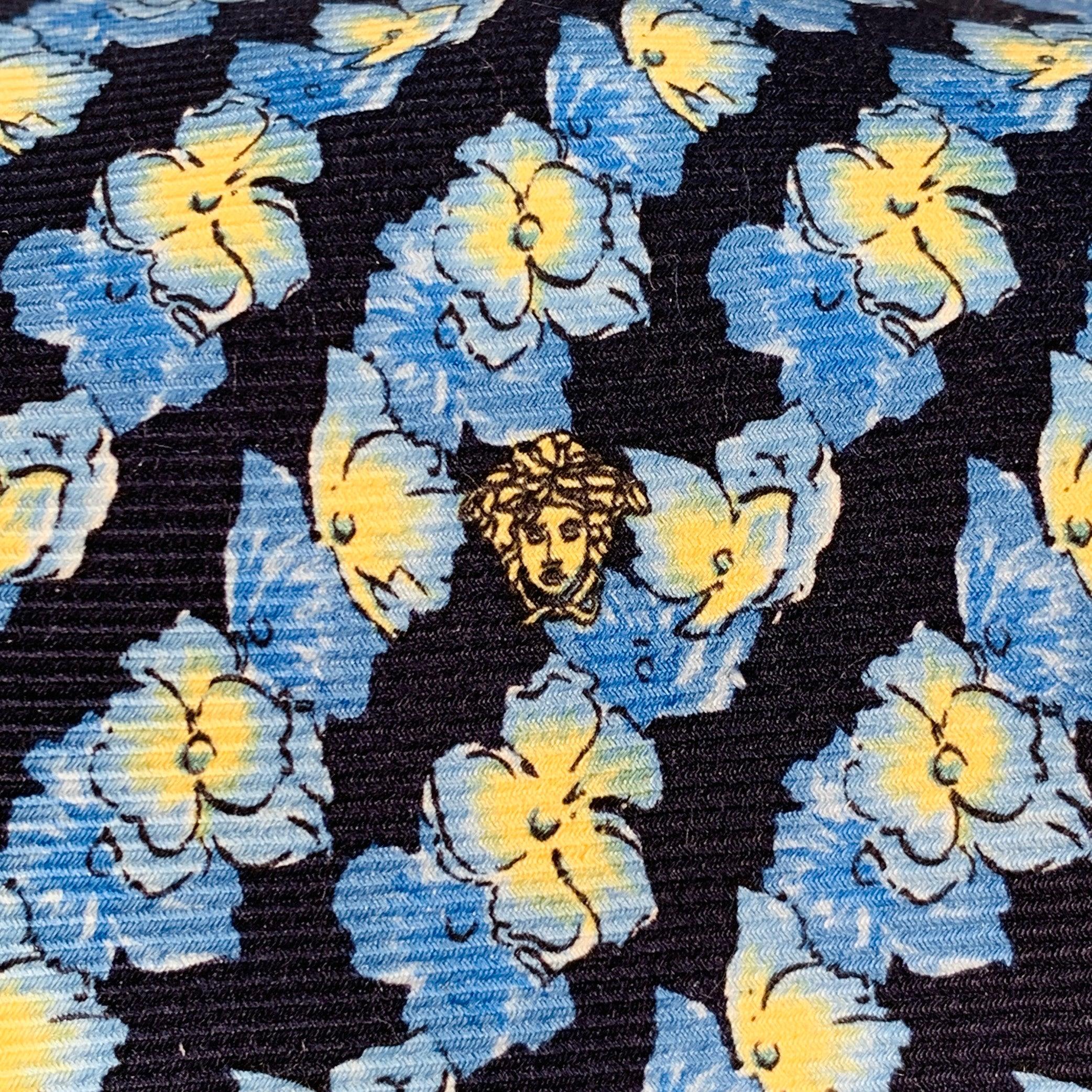 GIANNI VERSACE
cravatta in seta blu e gialla con motivo floreale. Made in Italy.Ottime condizioni di usato. Larghezza: 3,5 pollici Lunghezza: 61 pollici 
  
  
 
Riferimento Sui Generis: 141214
Categoria: Cravatta
Ulteriori dettagli
    
Marchio: 