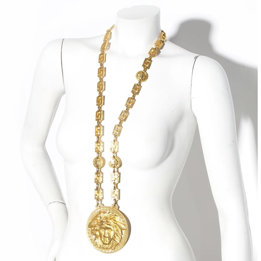 Gianni Versace Medallion Necklace 
Gianni Versace Fall / Winter 1992 Ready-to Wear Collection 
Made in Italy 
Vintage 
Gold 