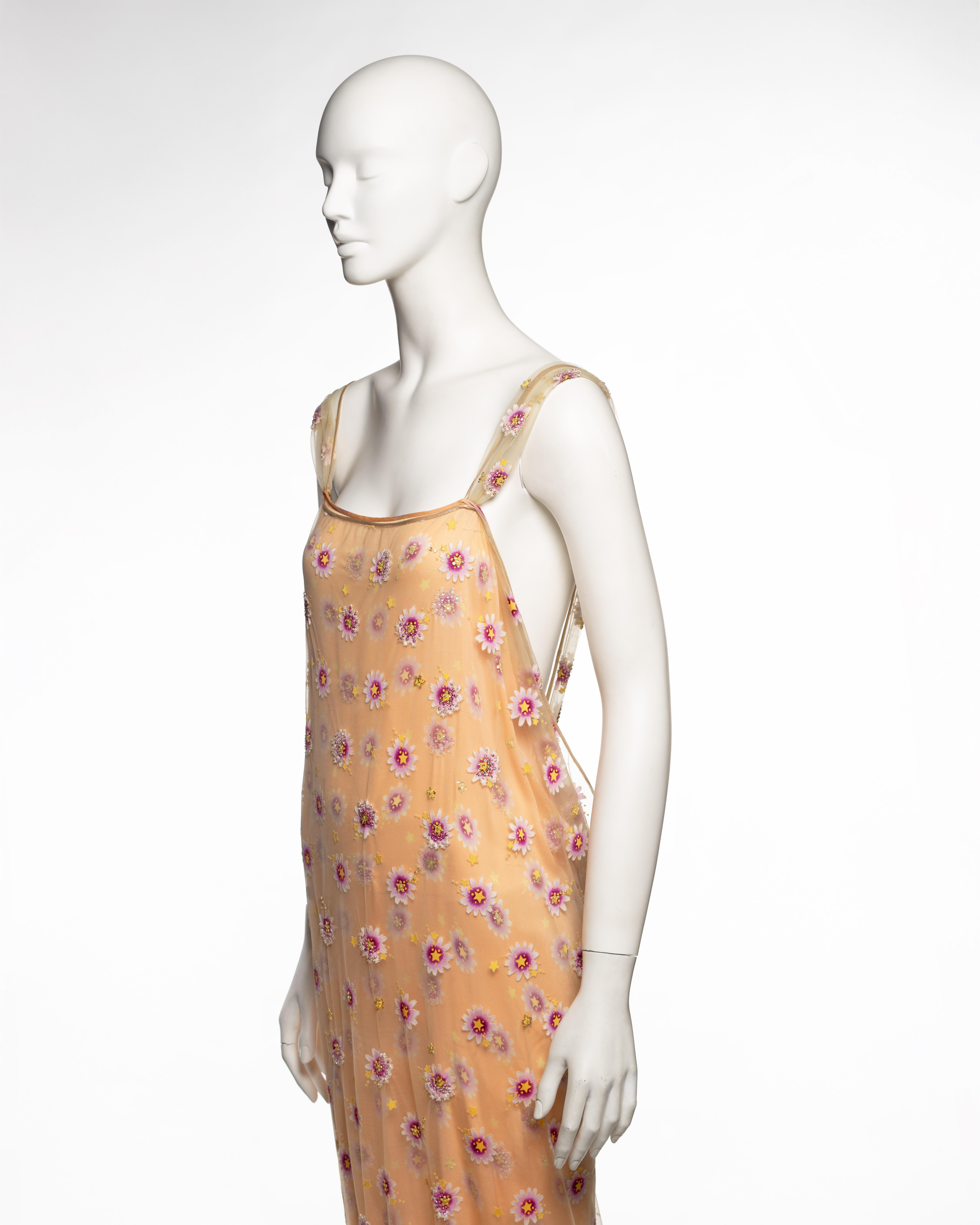 Gianni Versace Vestido de Noche de Malla Adornado con Flores Melocotón, SS 1998 en venta 9