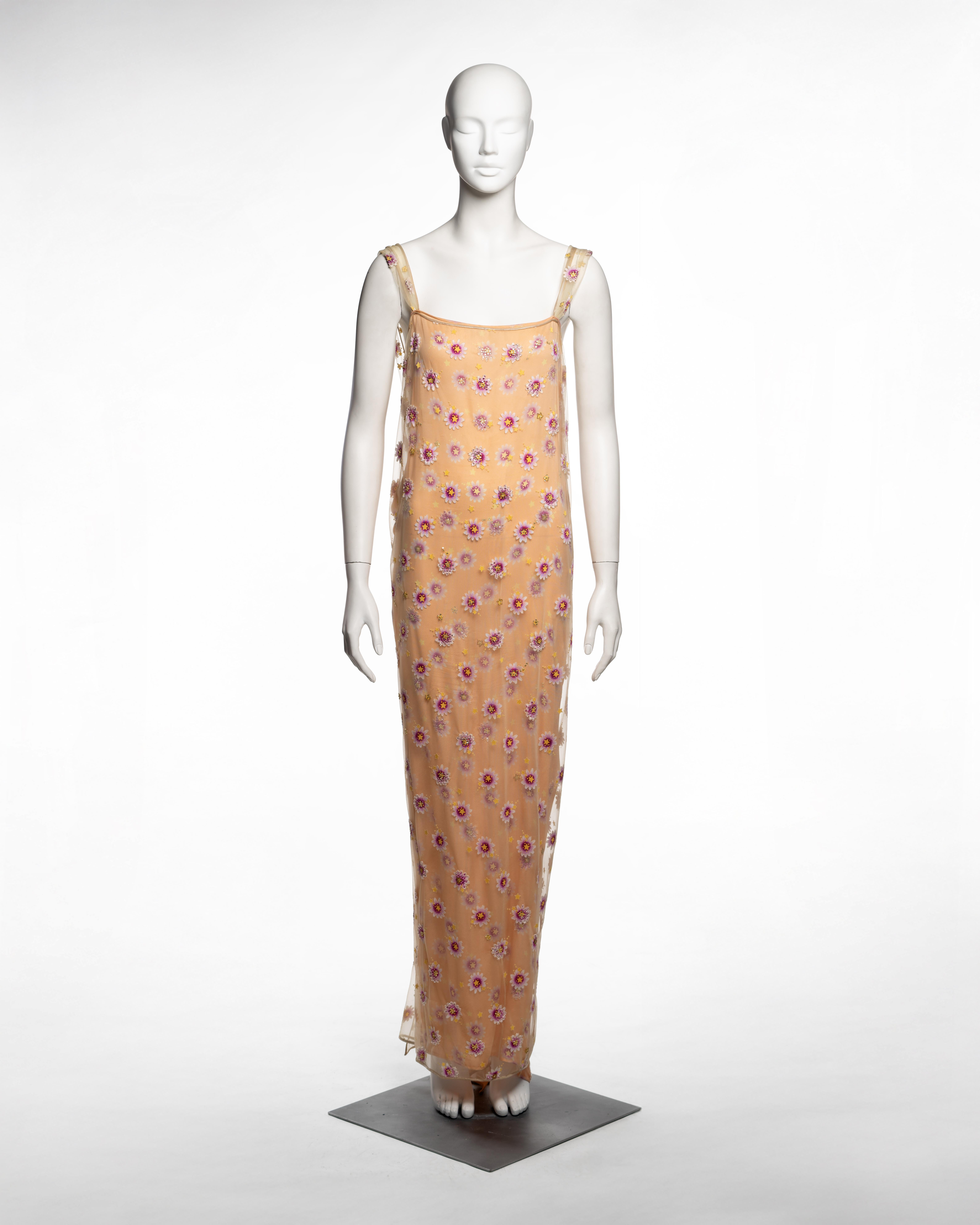 Vestido de noche de Gianni Versace para la colección Primavera-Verano 1998, realizado en una característica construcción a capas. La prenda se compone de una capa interior de punto melocotón estampada con estilizados motivos florales y de estrellas