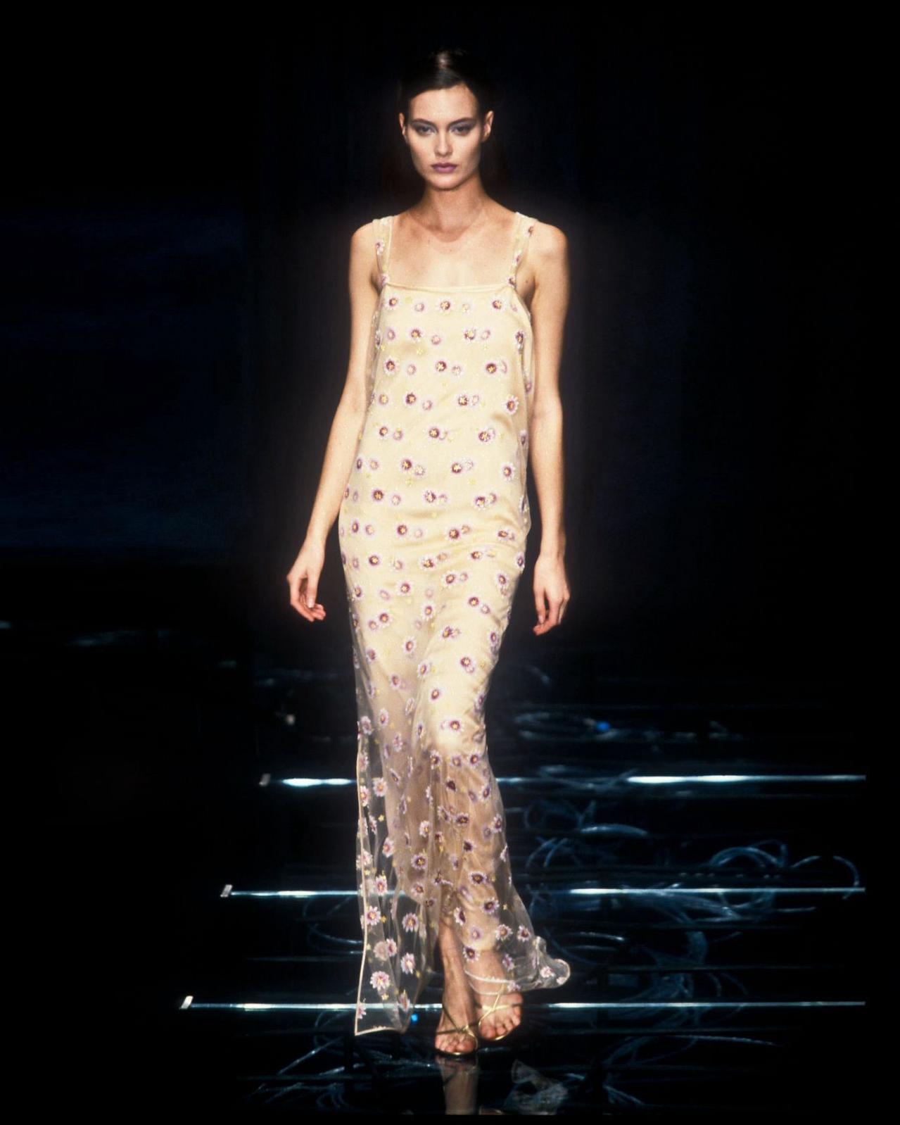 Gianni Versace Vestido de Noche de Malla Adornado con Flores Melocotón, SS 1998 en venta 2