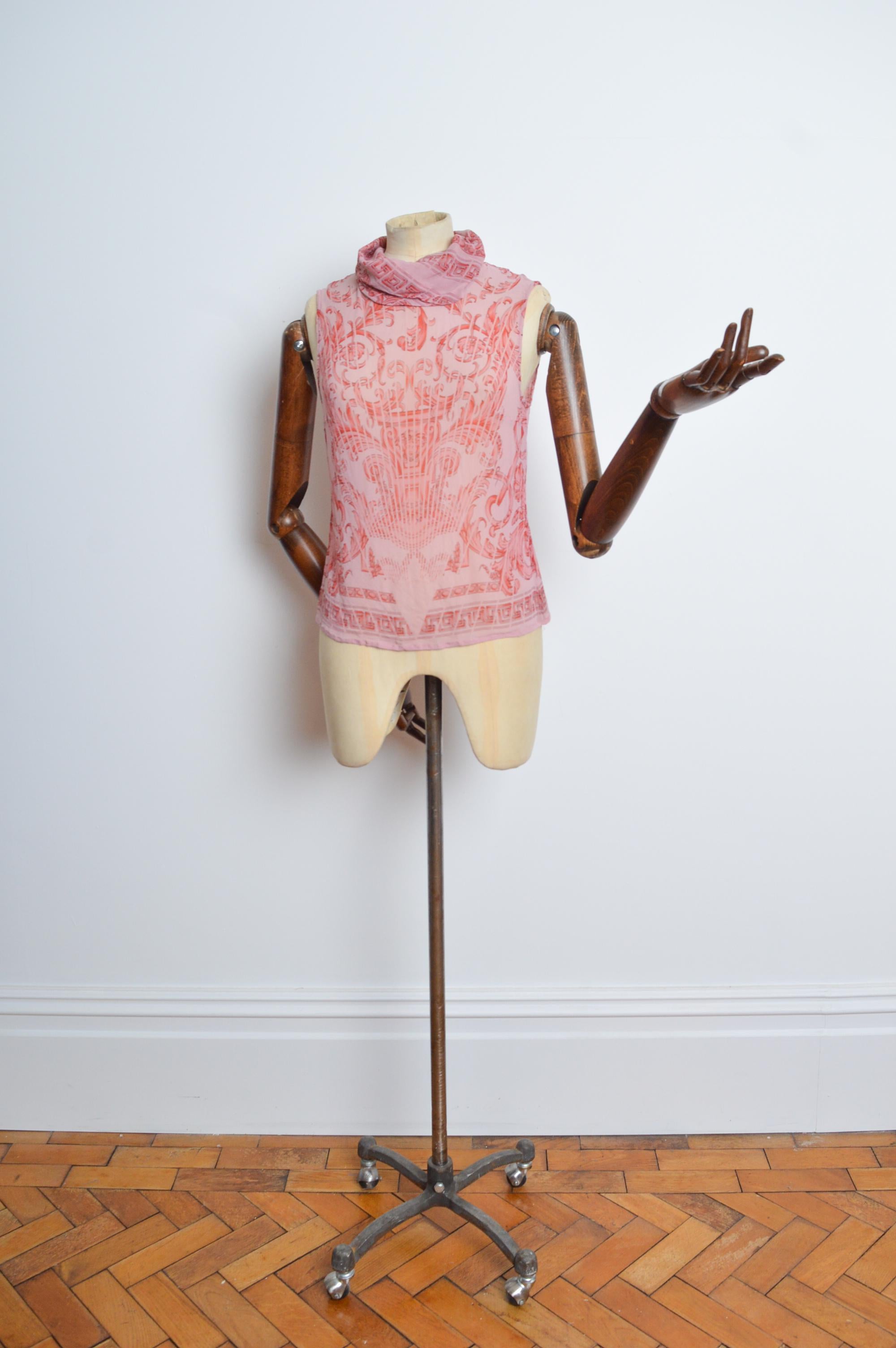 A Beautiful Vintage 'Gianni Versace Couture' roll neck blouse in a dusty Pink pure Silk Baroque / Rococo pattern with the medusa. The blouse Closes with buttons up the back. 
Size; We recommend to fit U.K. 6-8. (XS-Small) The Garment is intended to
