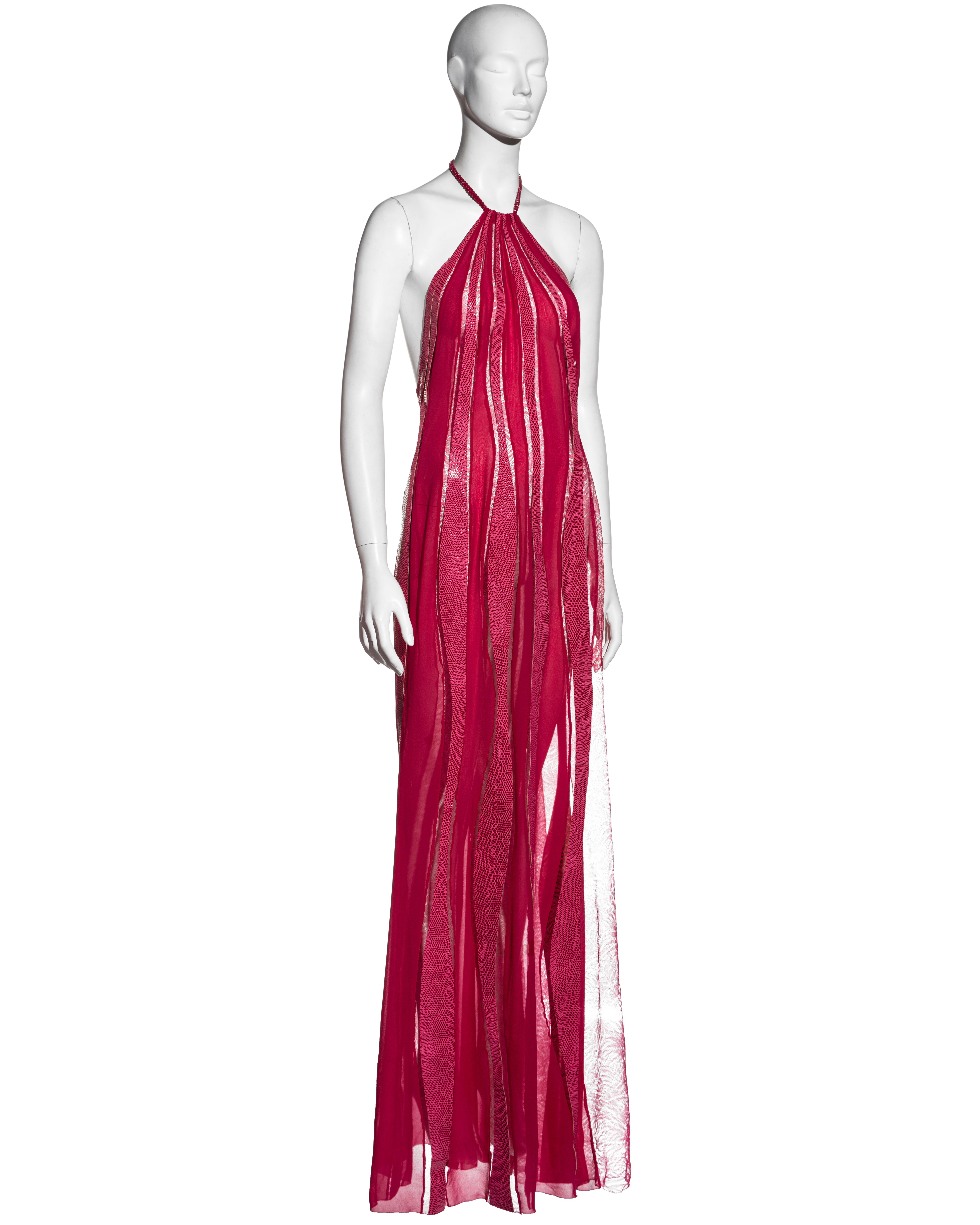 Robe longue à col bénitier en soie, cuir et dentelle rose de Gianni Versace, A/H 2000 Excellent état - En vente à London, GB