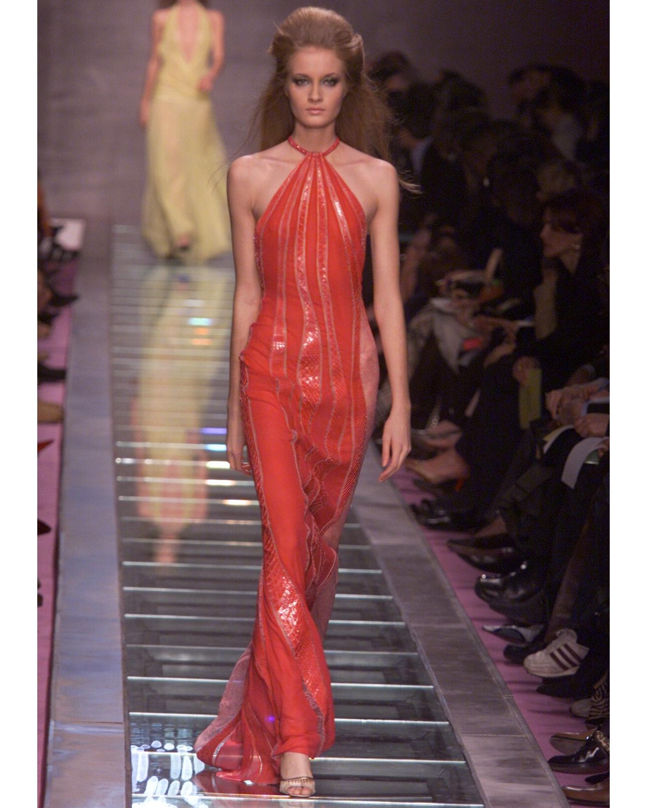 Robe longue à col bénitier en soie, cuir et dentelle rose de Gianni Versace, A/H 2000 en vente 1