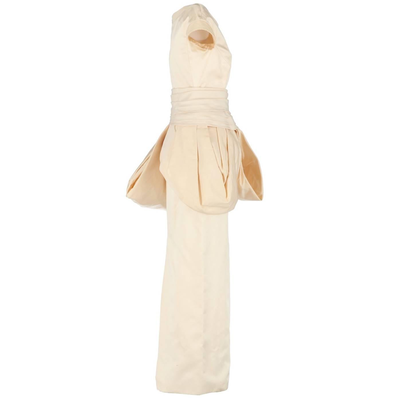 Beautiful Gianni Versace wedding dresses in a pale blush pink shantung fabric, with a draped waistband, straight-cut skirt with a rip on the back and a ballon insert over the skirt. The item is vintage, it was produced in the 90s and is in excellent