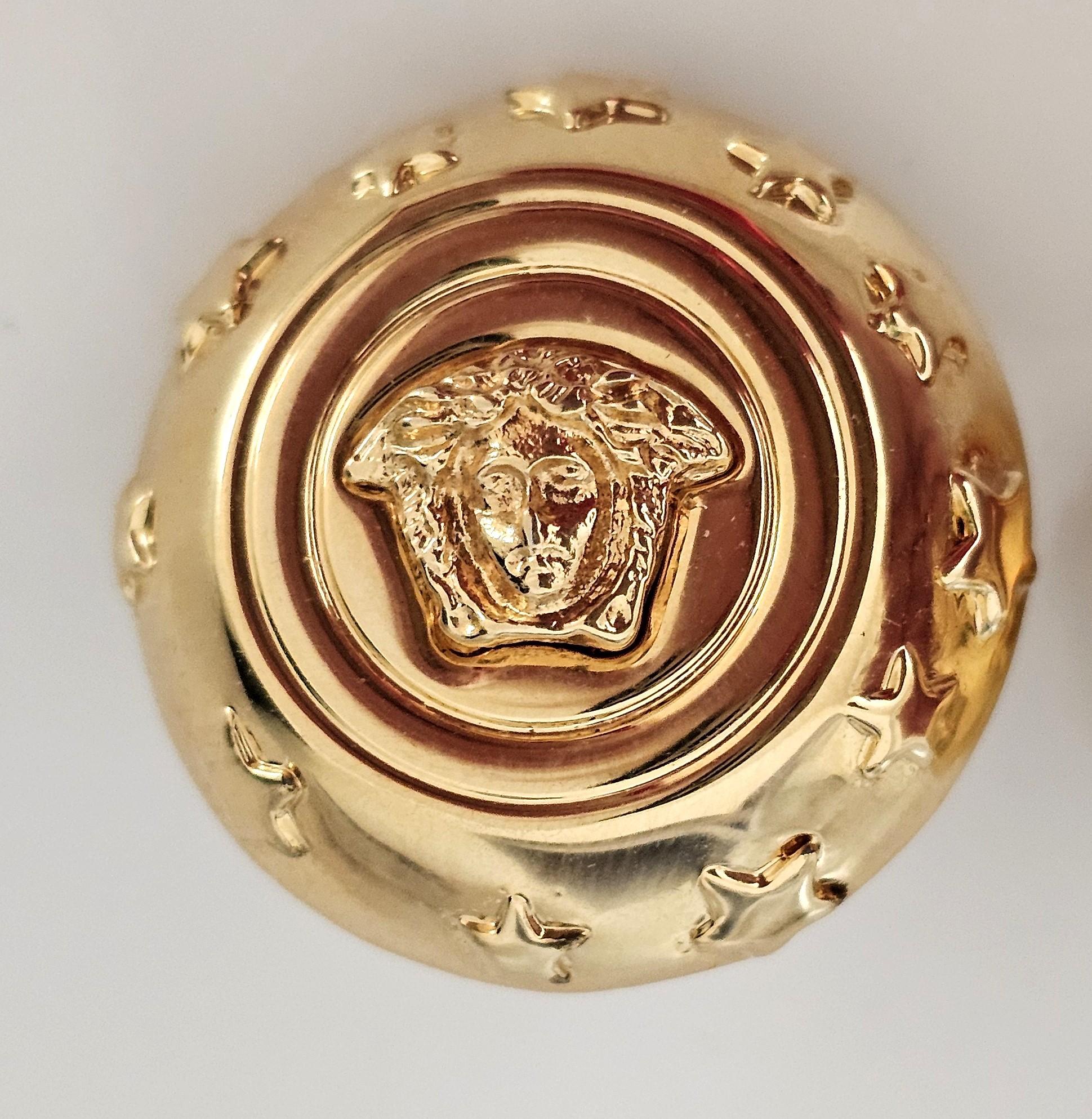 Gianni Versace Profumi Pendientes de clip chapados en oro vintage con Medusa en Excelente estado para la venta en 'S-HERTOGENBOSCH, NL