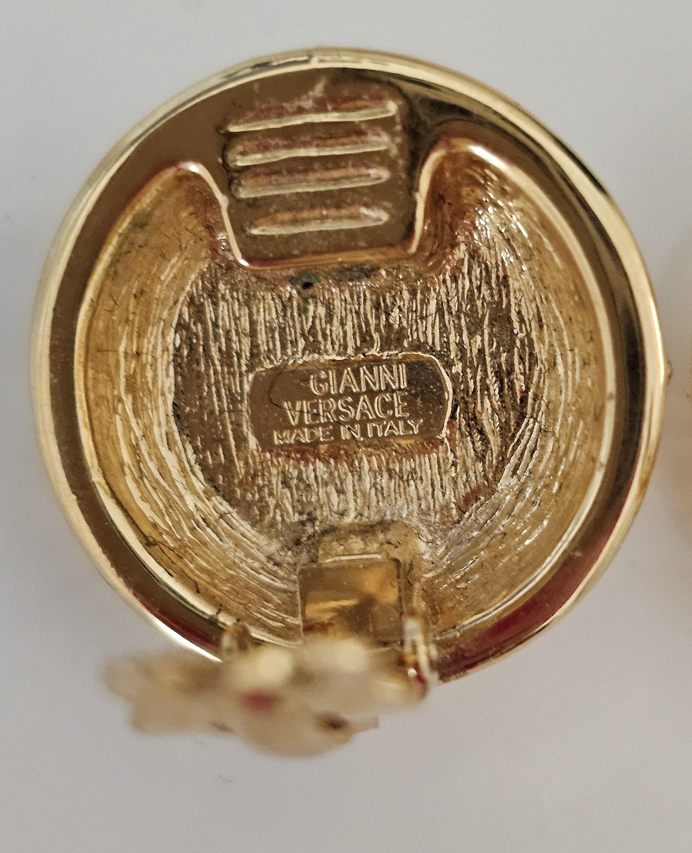 Gianni Versace Profumi Pendientes de clip chapados en oro vintage con Medusa en venta 1