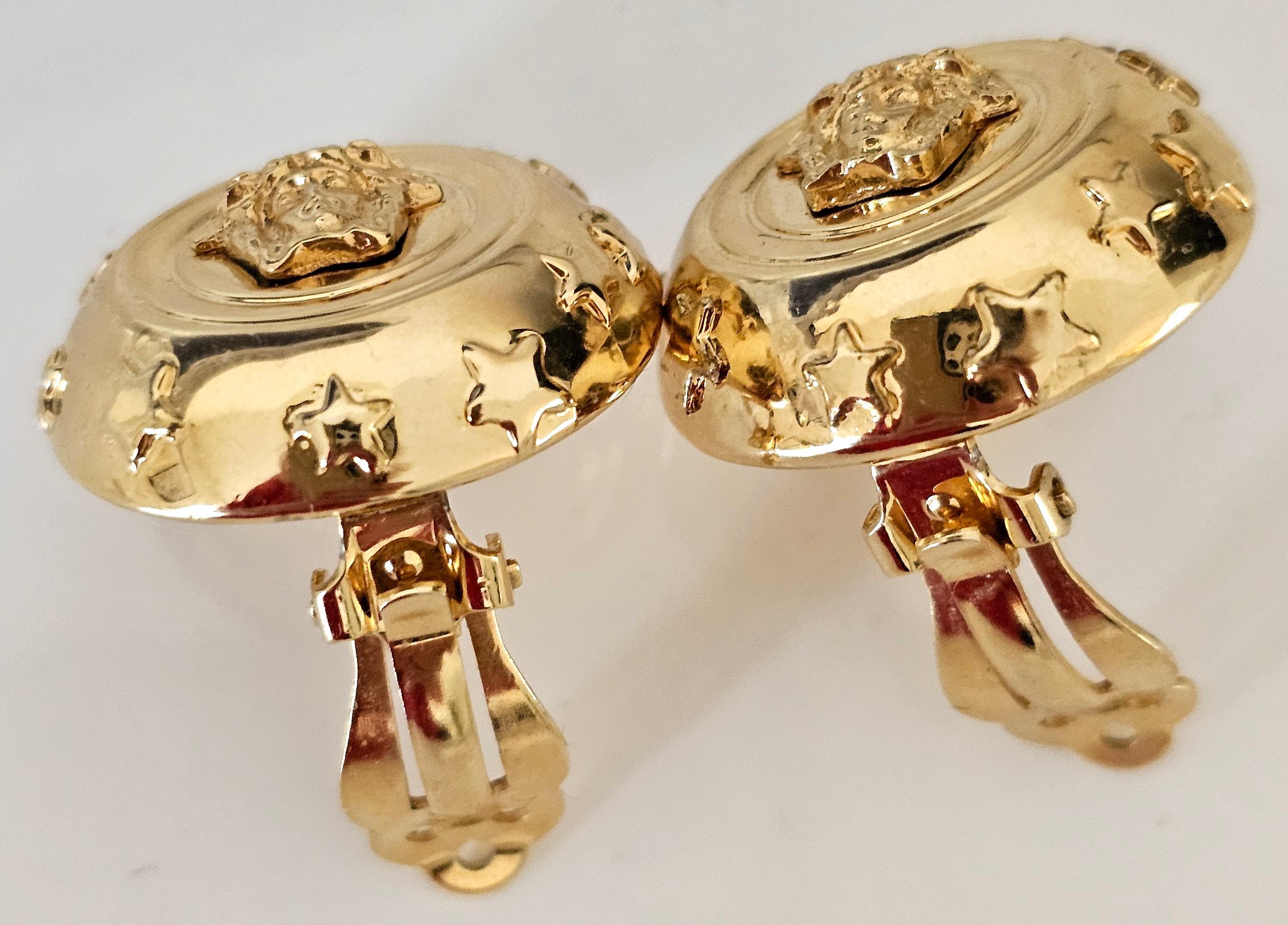 Gianni Versace Profumi Pendientes de clip chapados en oro vintage con Medusa en venta 2