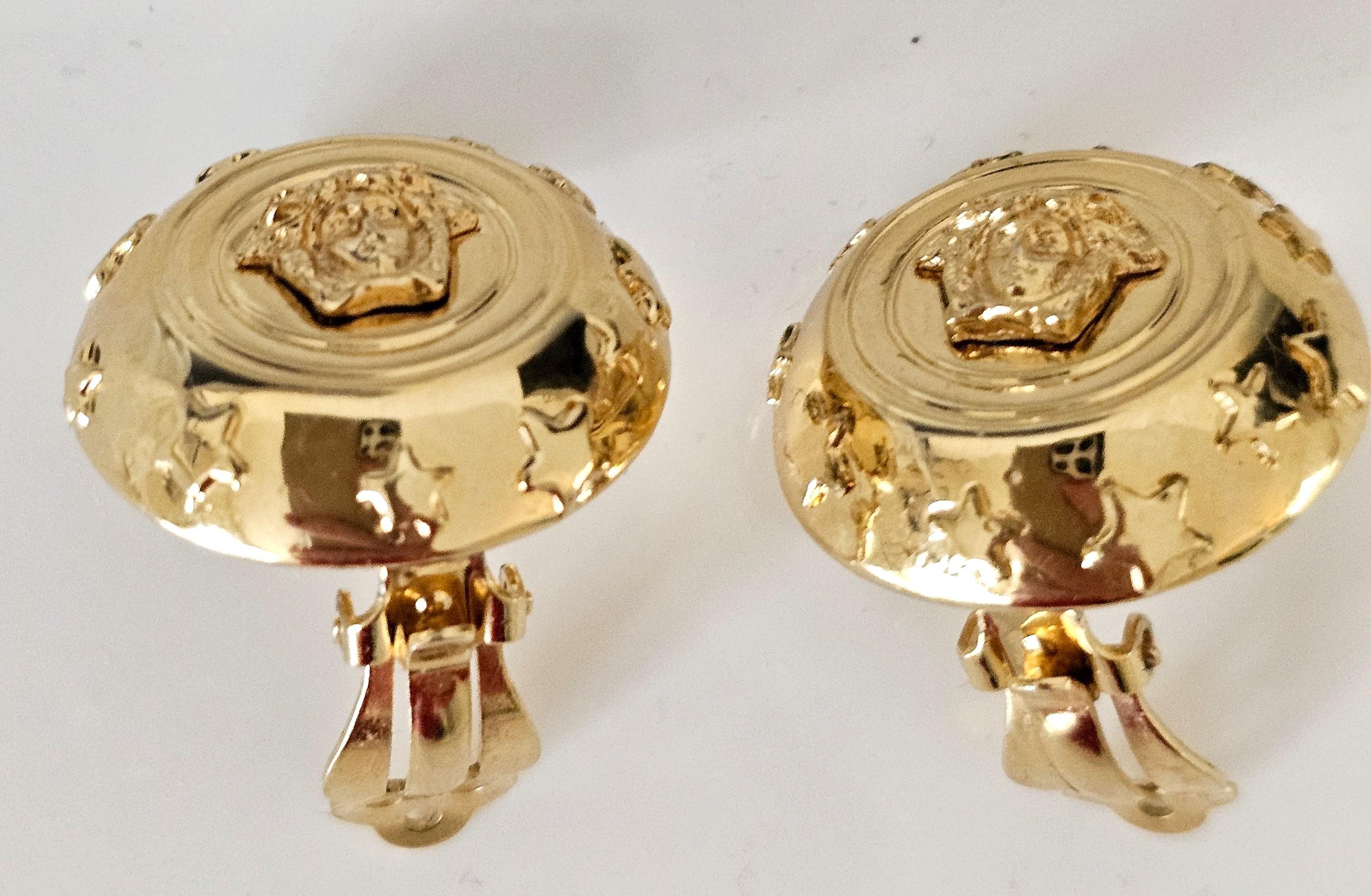 Gianni Versace Profumi Pendientes de clip chapados en oro vintage con Medusa en venta 3