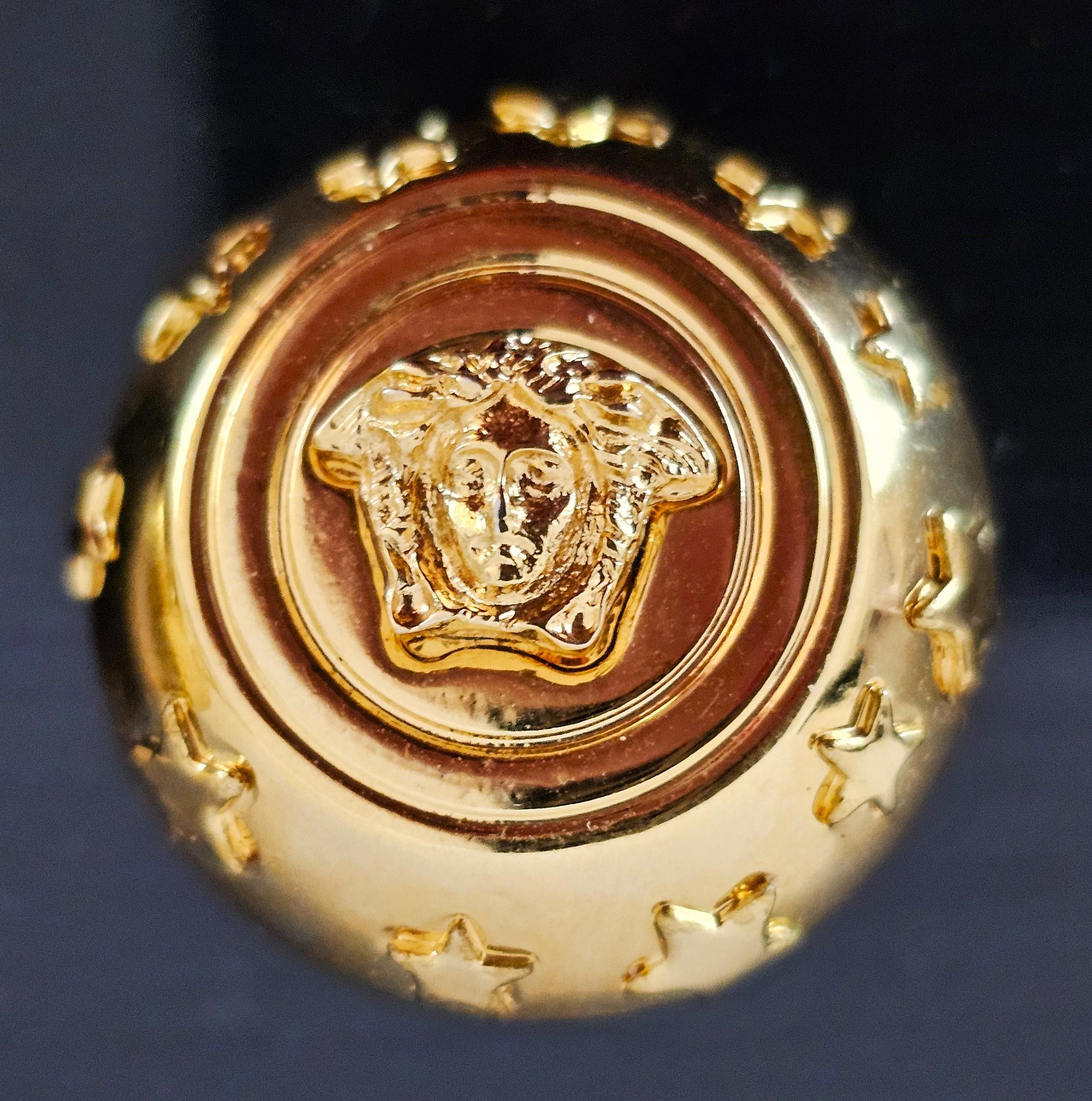 Gianni Versace Profumi Pendientes de clip chapados en oro vintage con Medusa en venta 4