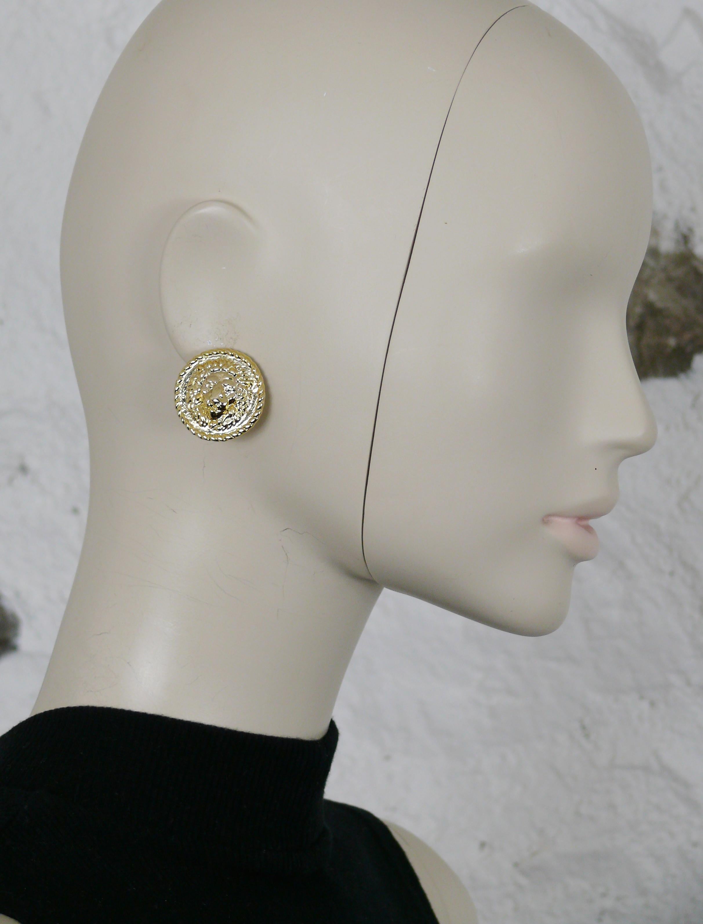 GIANNI VERSACE Profumi vintage gold toned clip-on earrings featuring an ancient Roman lion head.

Embossed GIANNI VERSACE PROFUMI.

Indicative measurements : diameter approx. 2.7 cm (1.06 inches).

Comes with the original dust bag.

NOTES
- This is