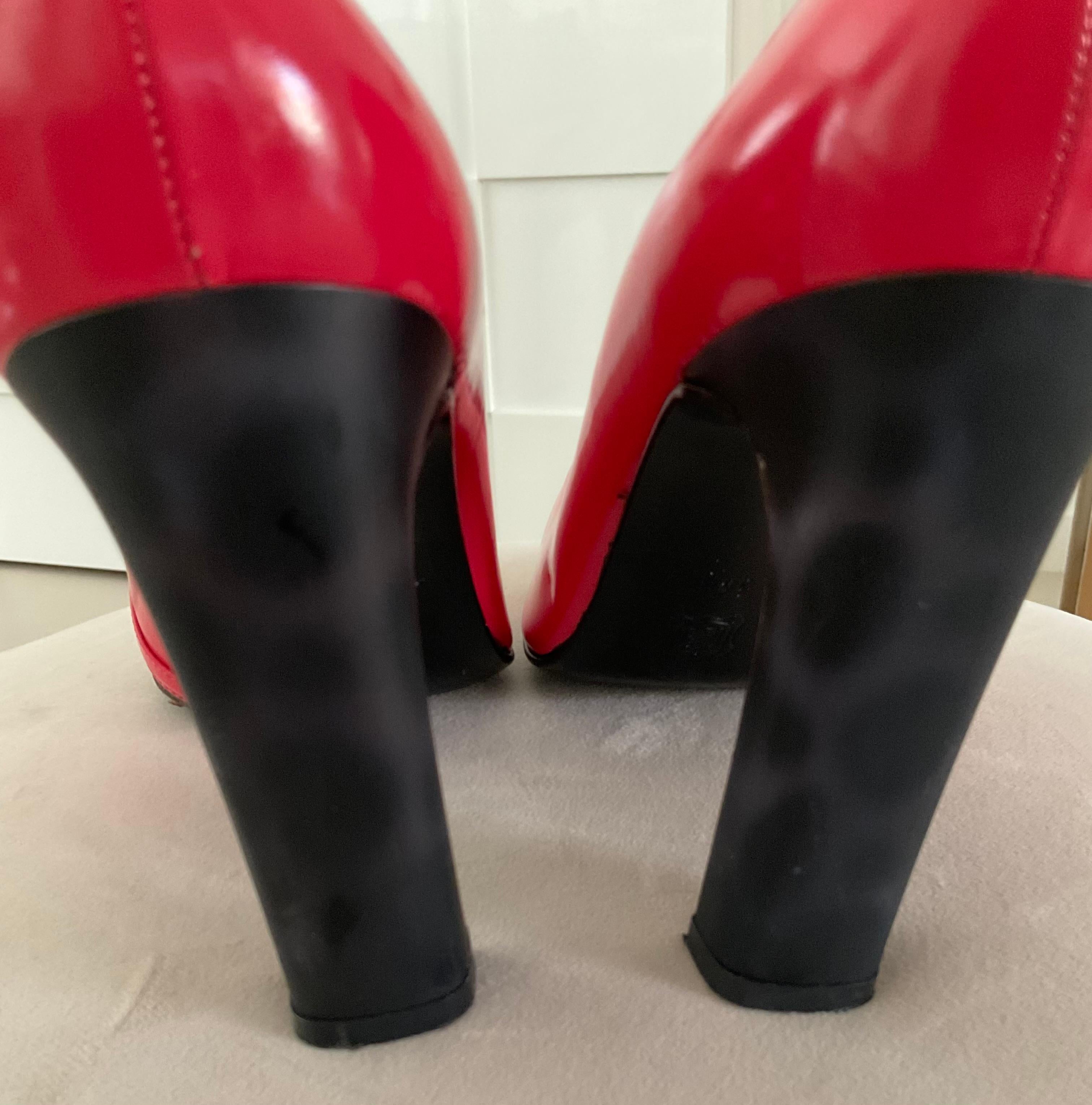 Gianni Versace Vintage Rosa Rot High Heels Schuhe Pumps mit Medusa mit Absatz im Zustand „Gut“ im Angebot in 'S-HERTOGENBOSCH, NL