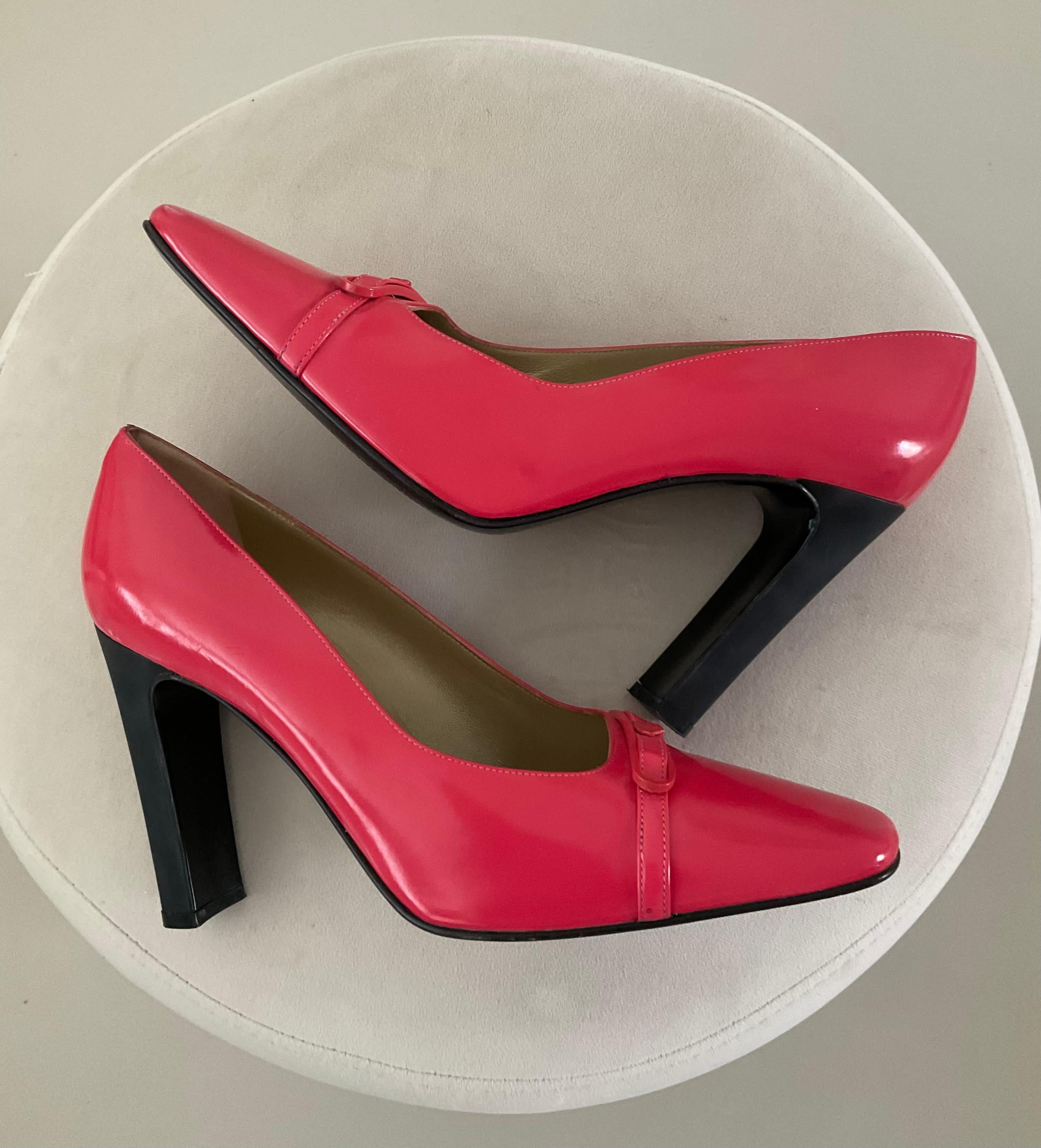 Gianni Versace Vintage Rosa Rot High Heels Schuhe Pumps mit Medusa mit Absatz Damen im Angebot