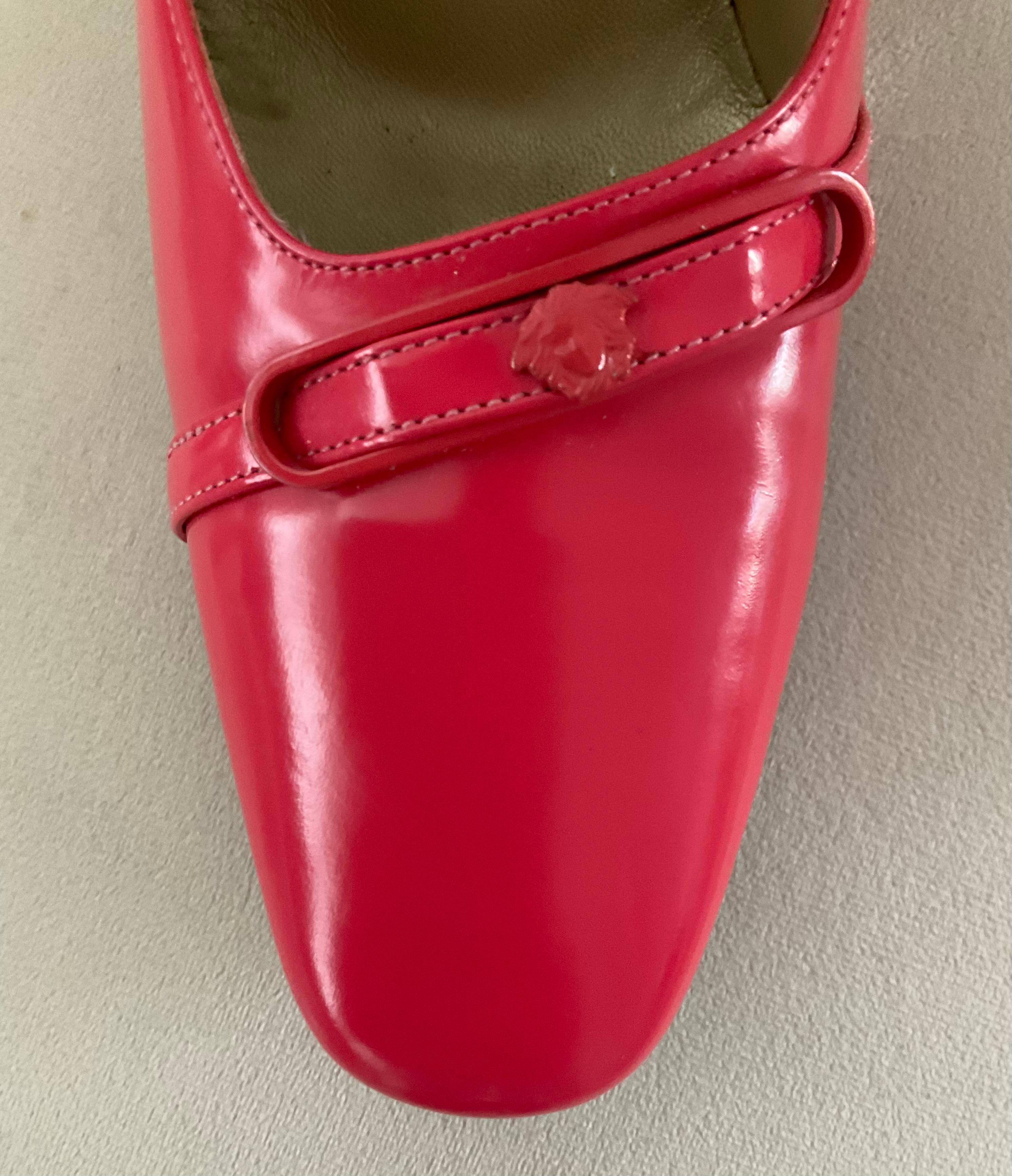 Gianni Versace Vintage Rosa Rot High Heels Schuhe Pumps mit Medusa mit Absatz im Angebot 1