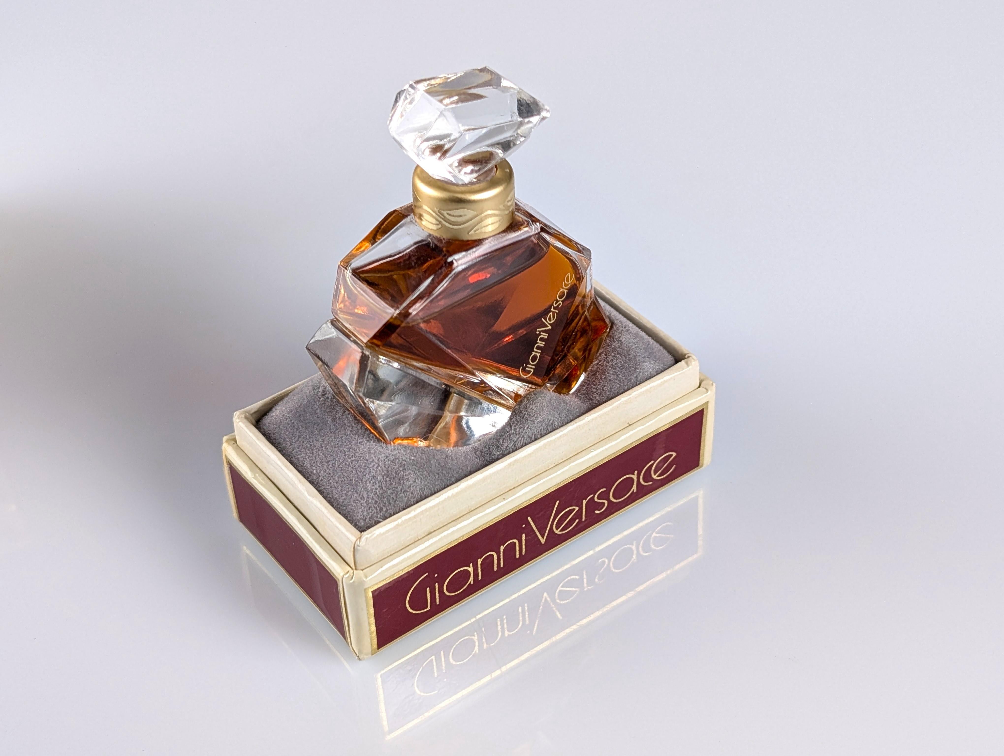 Originales Vintage-Parfüm aus den 1980er Jahren: das allererste Damenparfüm des italienischen Modehauses Gianni Versace Parfum (Extrait) in seinem seltenen 7,5-ml-Sprühflakon. Er wird in einem facettierten Glasflakon mit passender kristallähnlicher
