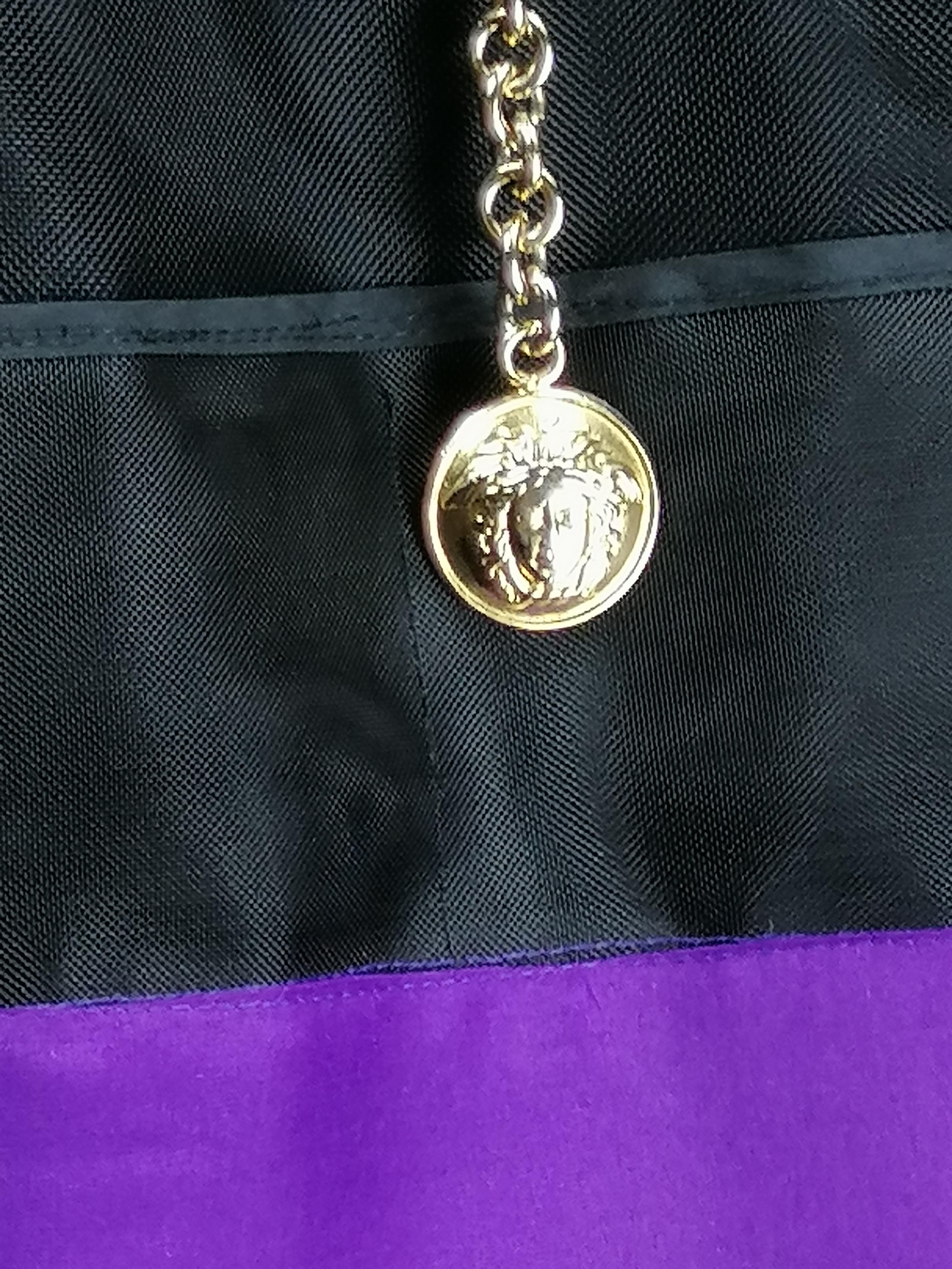 Vestido morado GIANNI VERSACE  con accesorios S/S 1990 en Bueno estado para la venta en Rubiera, RE