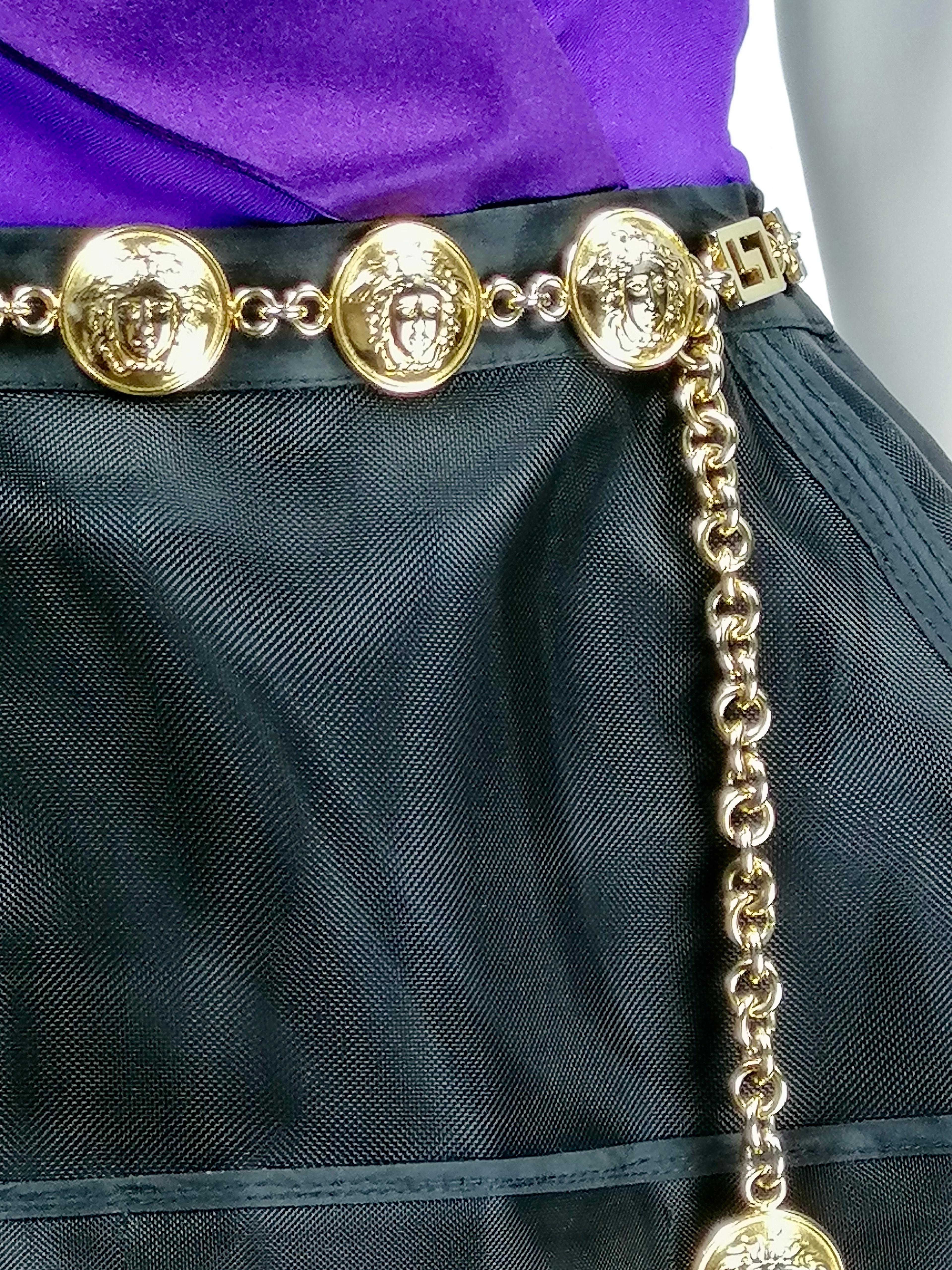 De las mujeres Vestido morado GIANNI VERSACE  con accesorios S/S 1990 en venta